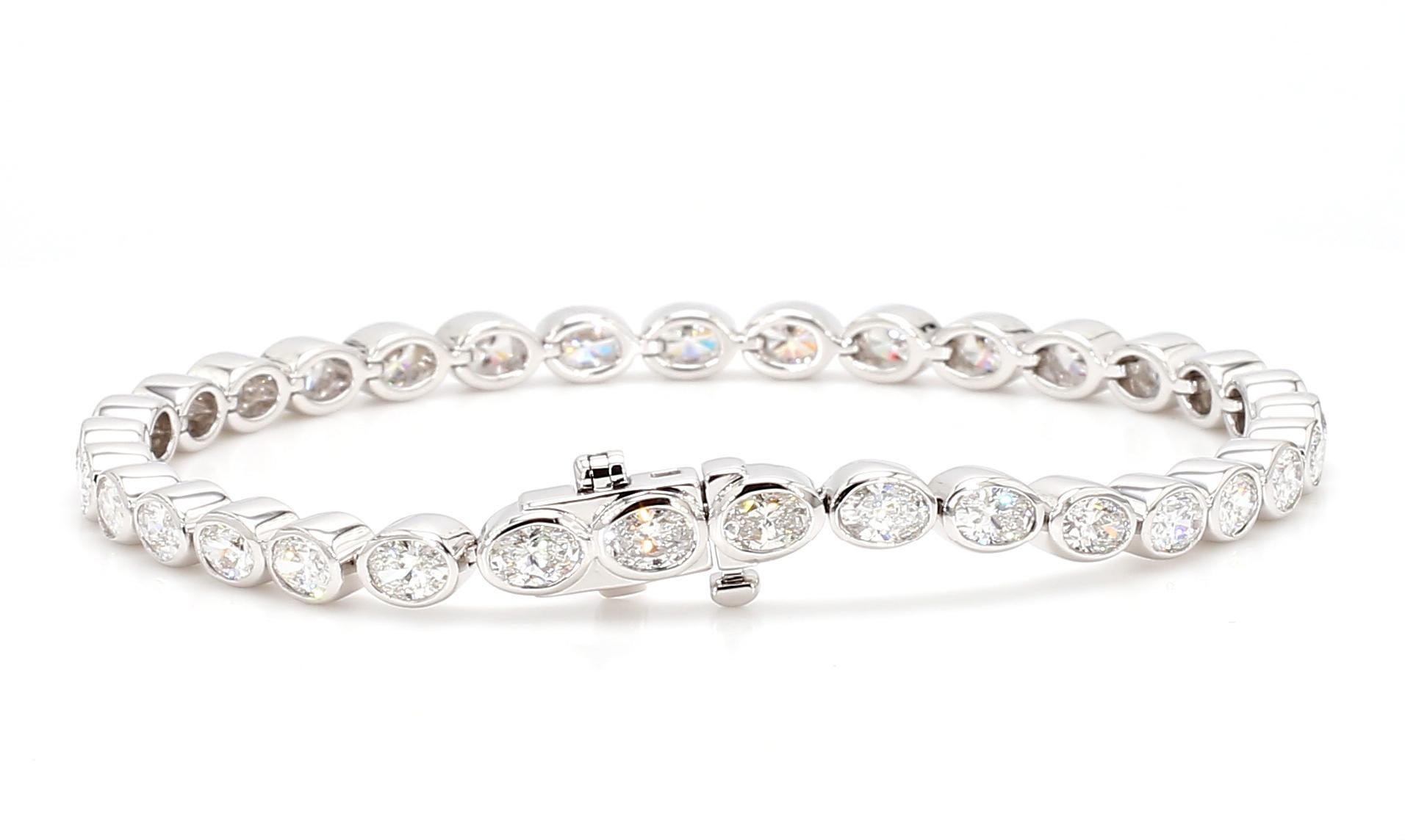 Bracciale con diamanti bianchi taglio ovale con castone da 6,11 carati incastonato da est a ovest in oro bianco 18 carati In condizioni Nuovo in vendita a New York, NY