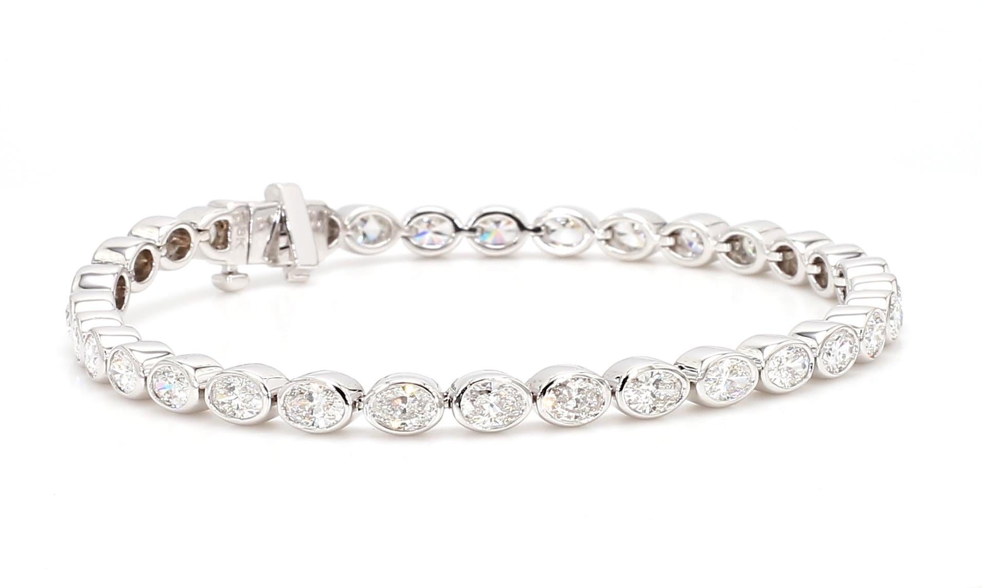 Bracciale con diamanti bianchi taglio ovale con castone da 6,11 carati incastonato da est a ovest in oro bianco 18 carati in vendita 1