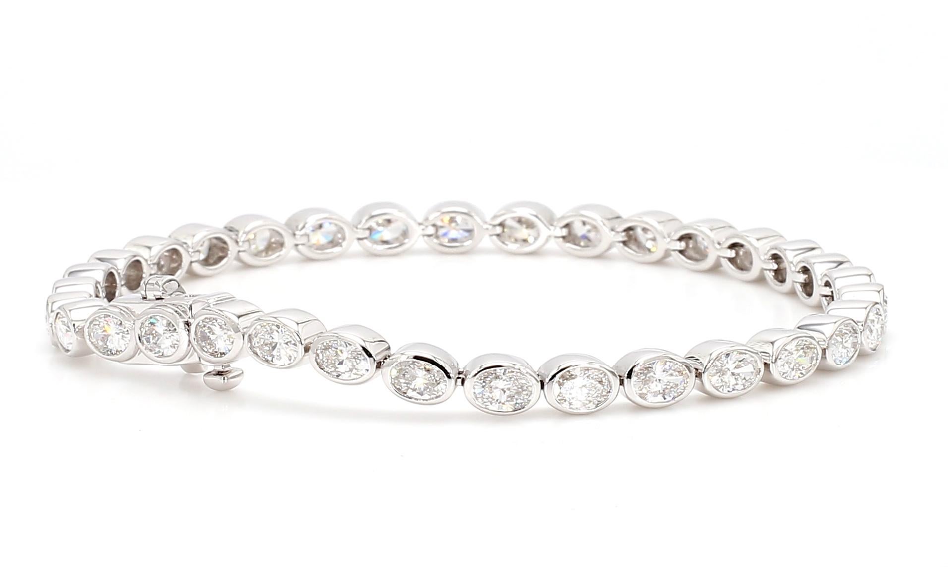 Bracciale con diamanti bianchi taglio ovale con castone da 6,11 carati incastonato da est a ovest in oro bianco 18 carati in vendita 2