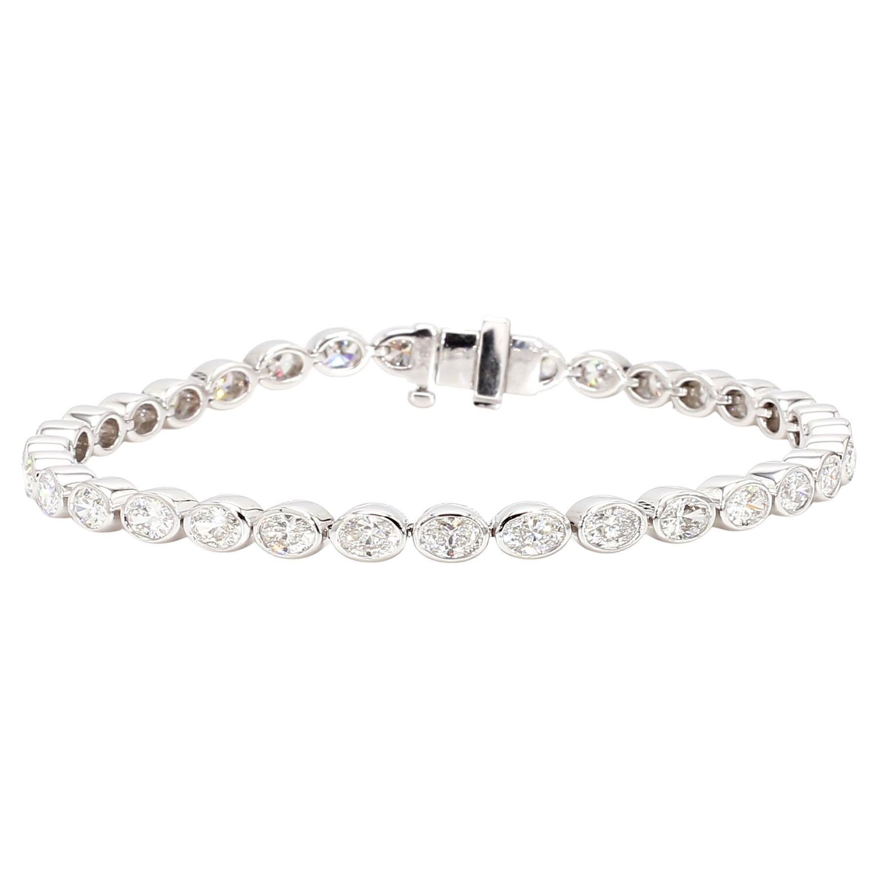 Bracciale con diamanti bianchi taglio ovale con castone da 6,11 carati incastonato da est a ovest in oro bianco 18 carati
