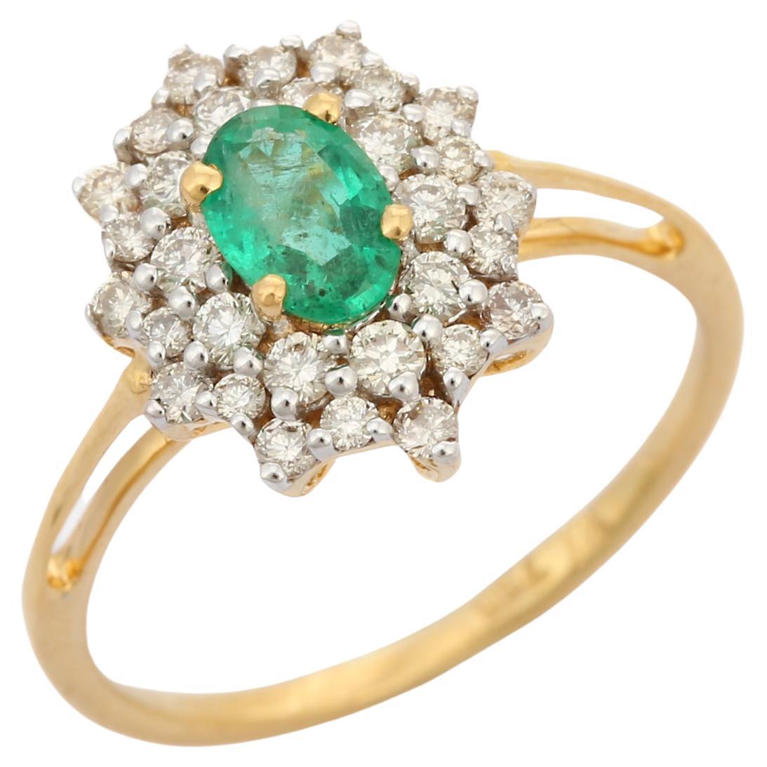 En vente :  Bague de mariage en or jaune massif 18 carats avec émeraude et halo de diamants taille ovale