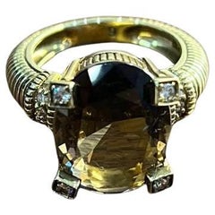 Bague en or jaune 14K à bouclier sculptural en quartz fumé brun taillé en ovale et diamant