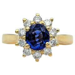 Anillo Halo de Zafiro de Ceilán Corte Oval y Diamante en Oro Amarillo Pulido de 18 Kilates
