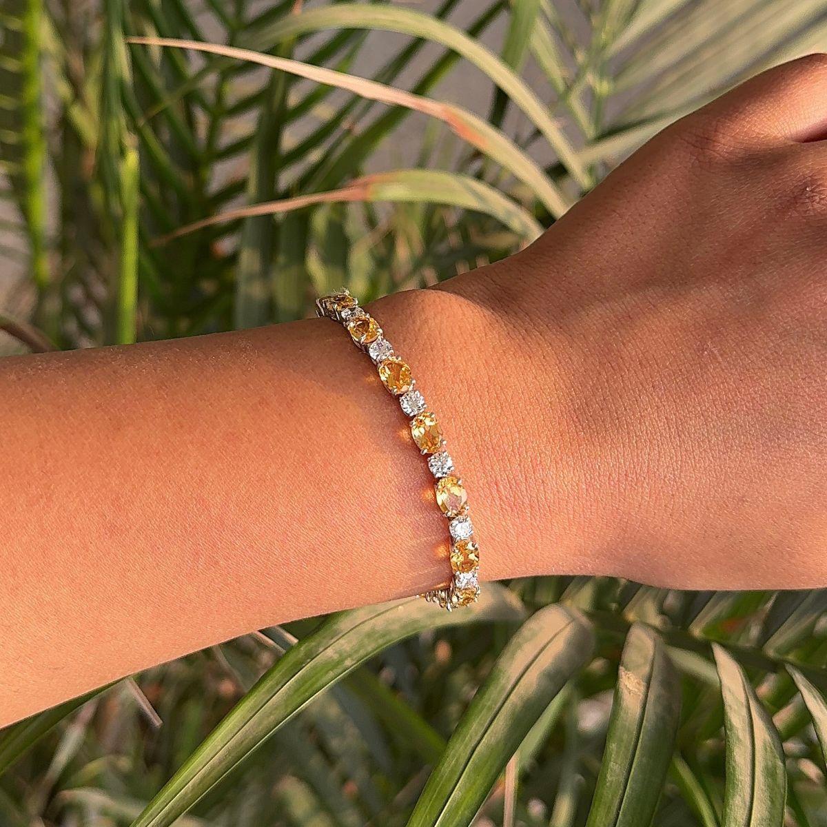 Citrin-Tennisarmband mit ovalem Schliff aus Sterlingsilber. Sie brauchen ein Statement-Tennisarmband, um mit Ihrem Look ein Zeichen zu setzen. Jedes Stück ist mit schillernden Zirkonia-Steinen besetzt, die für ihren Glanz und ihre Klarheit bekannt