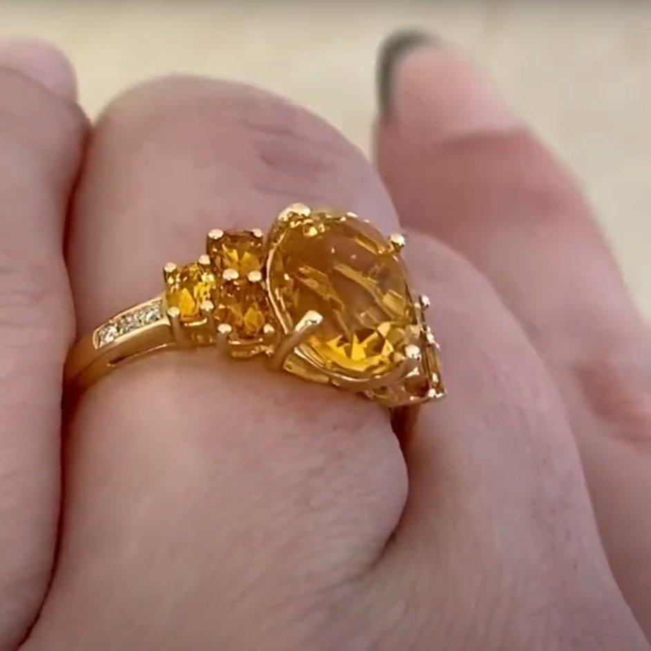 Taille ovale Bague en or jaune avec citrine taille ovale (environ 3,40 carats) en vente
