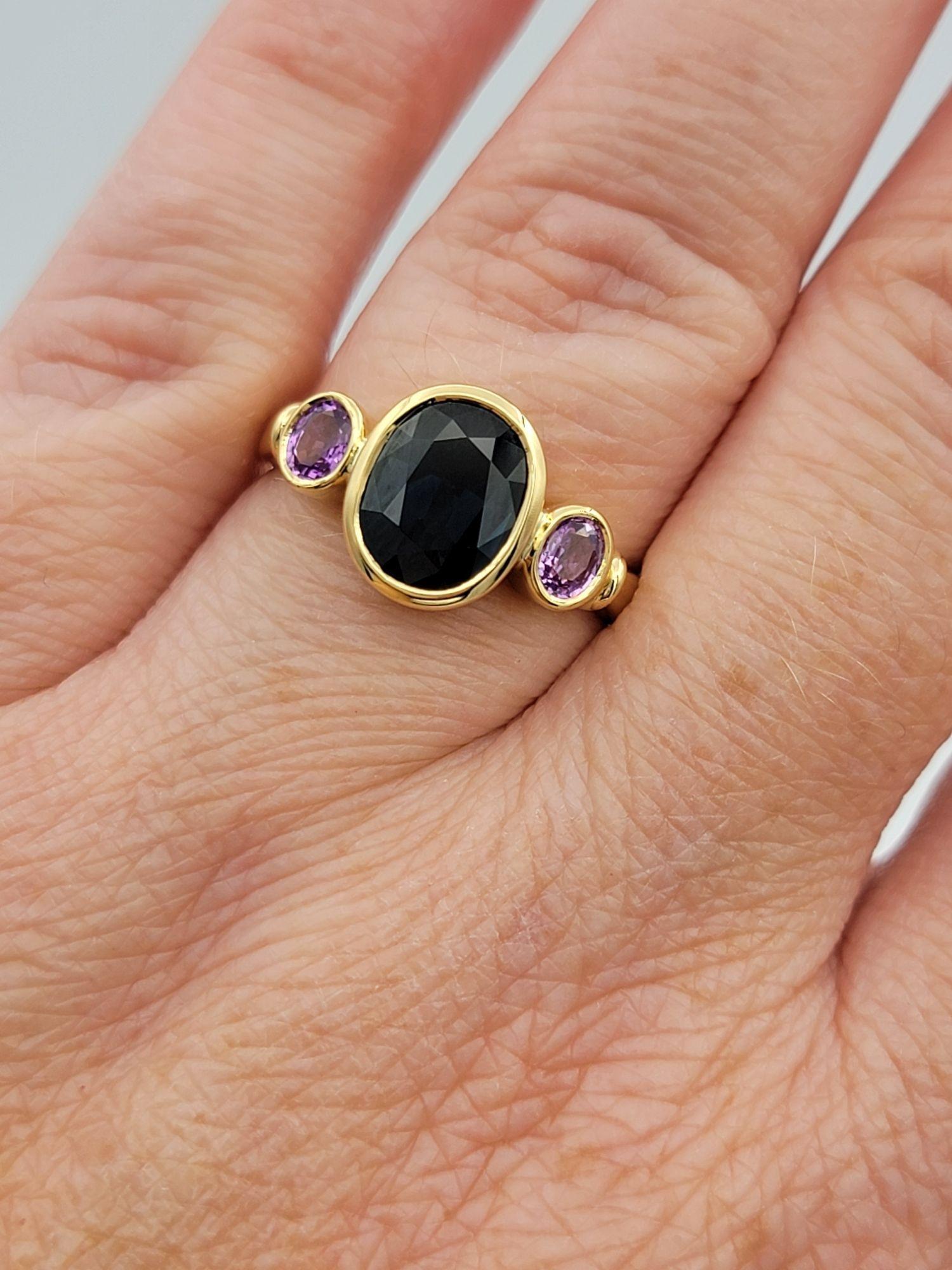 Anello a tre pietre con zaffiro blu scuro e viola taglio ovale in oro giallo 18 carati in vendita 4