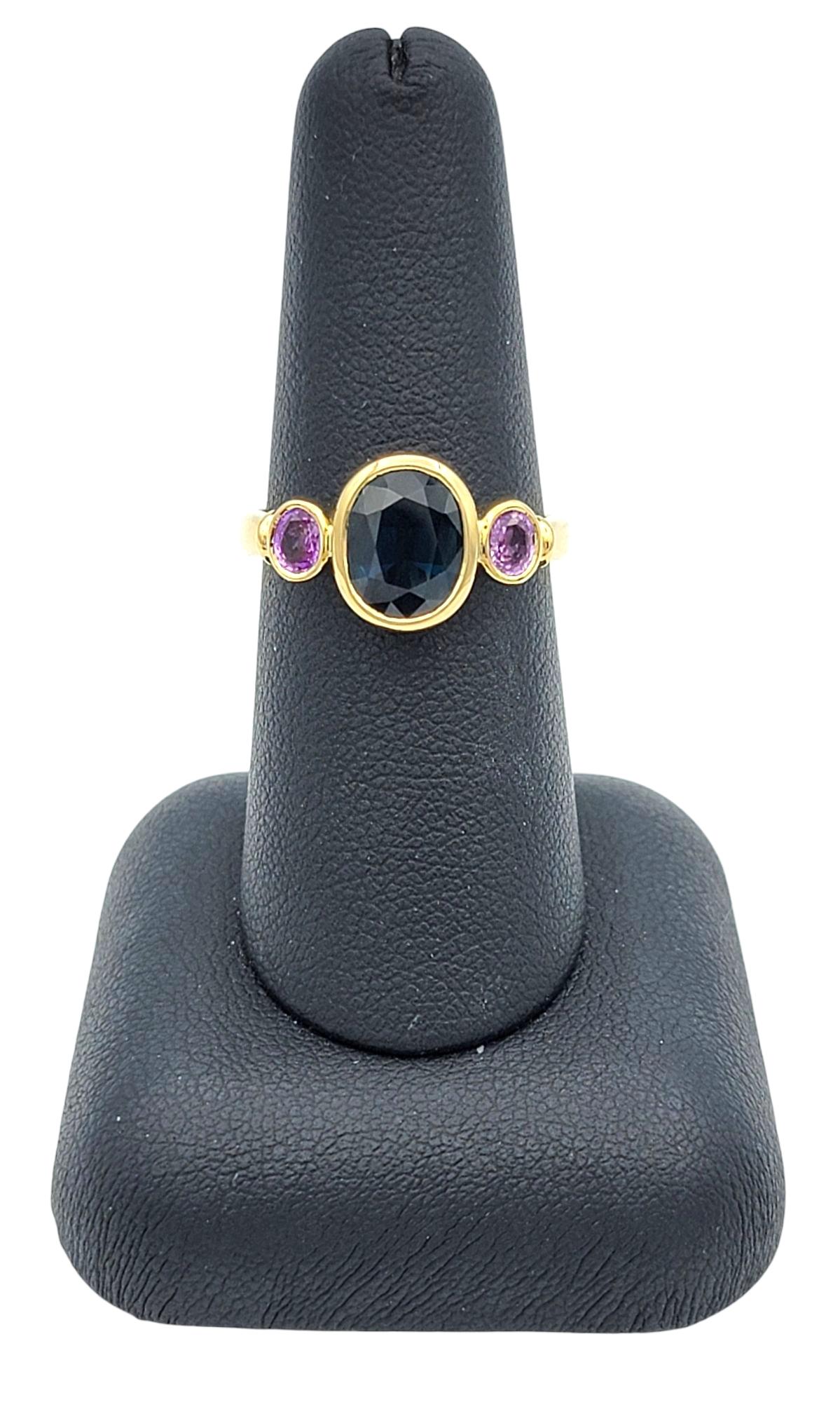 Anello a tre pietre con zaffiro blu scuro e viola taglio ovale in oro giallo 18 carati in vendita 5