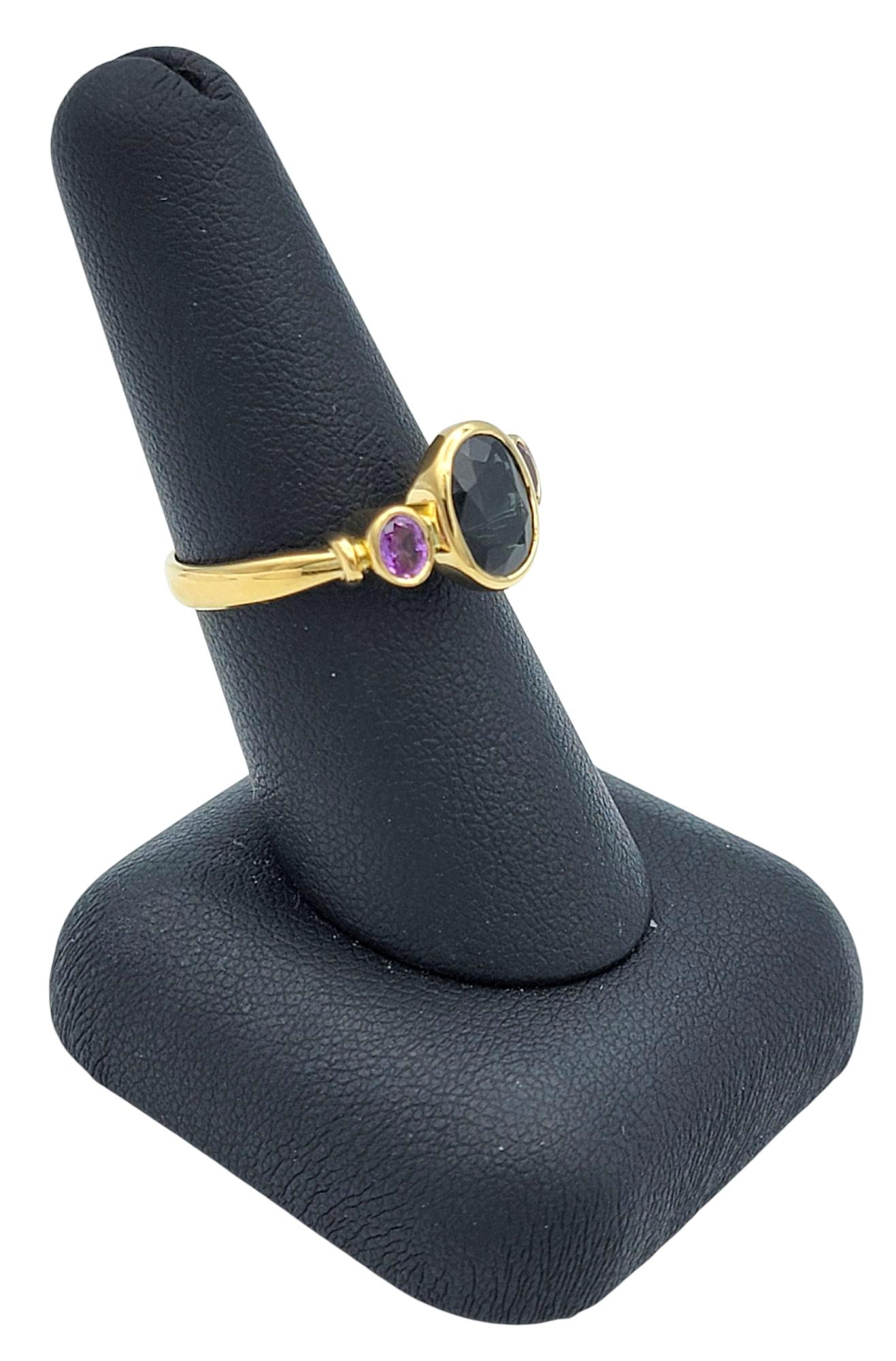Anello a tre pietre con zaffiro blu scuro e viola taglio ovale in oro giallo 18 carati in vendita 6