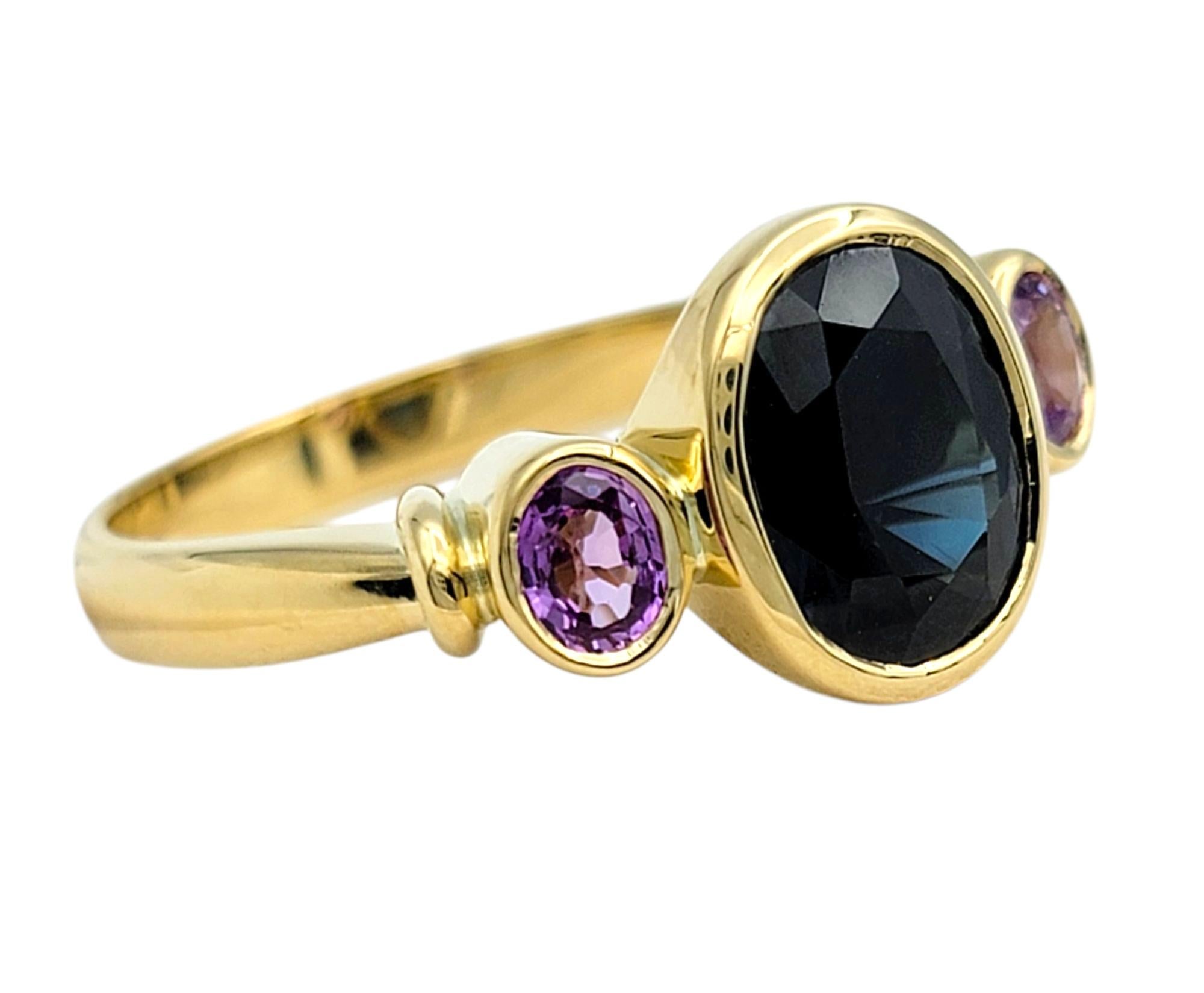Misura dell'anello: 8

Questo anello con tre pietre di zaffiro mette in mostra uno zaffiro centrale dalla vivace tonalità verde-blu, affiancato da due zaffiri viola più piccoli su ciascun lato. Il contrasto tra le pietre centrali e quelle laterali