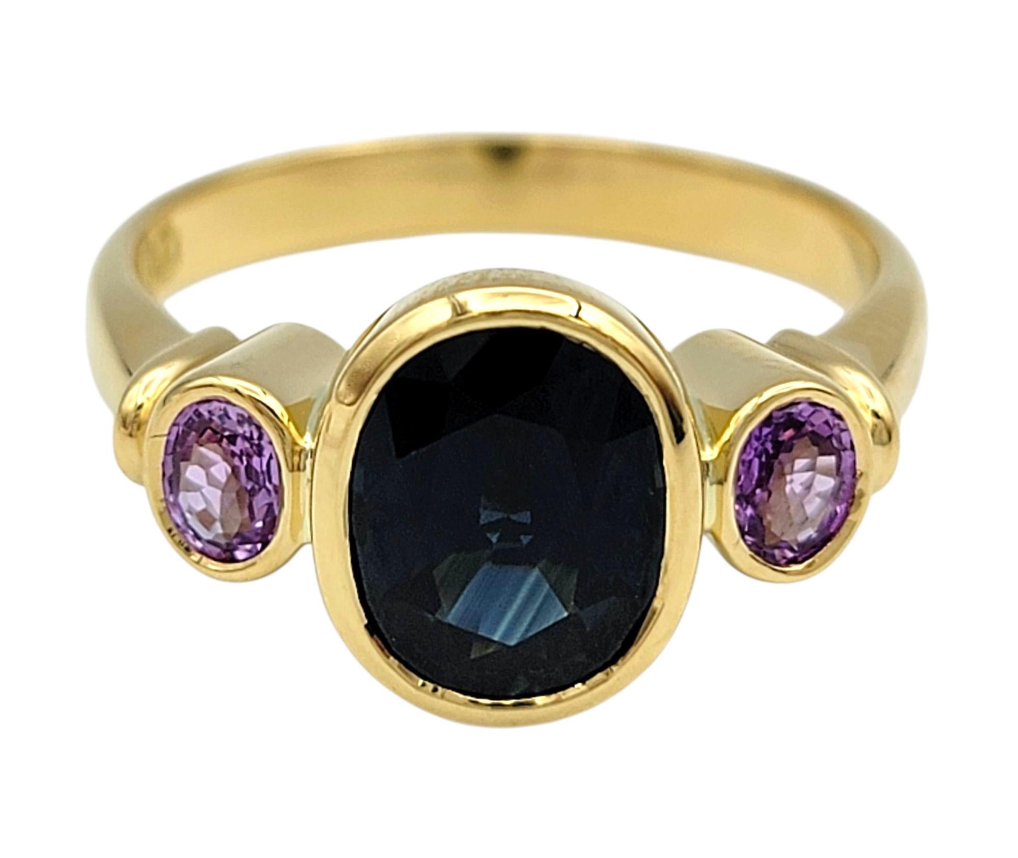 Contemporaneo Anello a tre pietre con zaffiro blu scuro e viola taglio ovale in oro giallo 18 carati in vendita