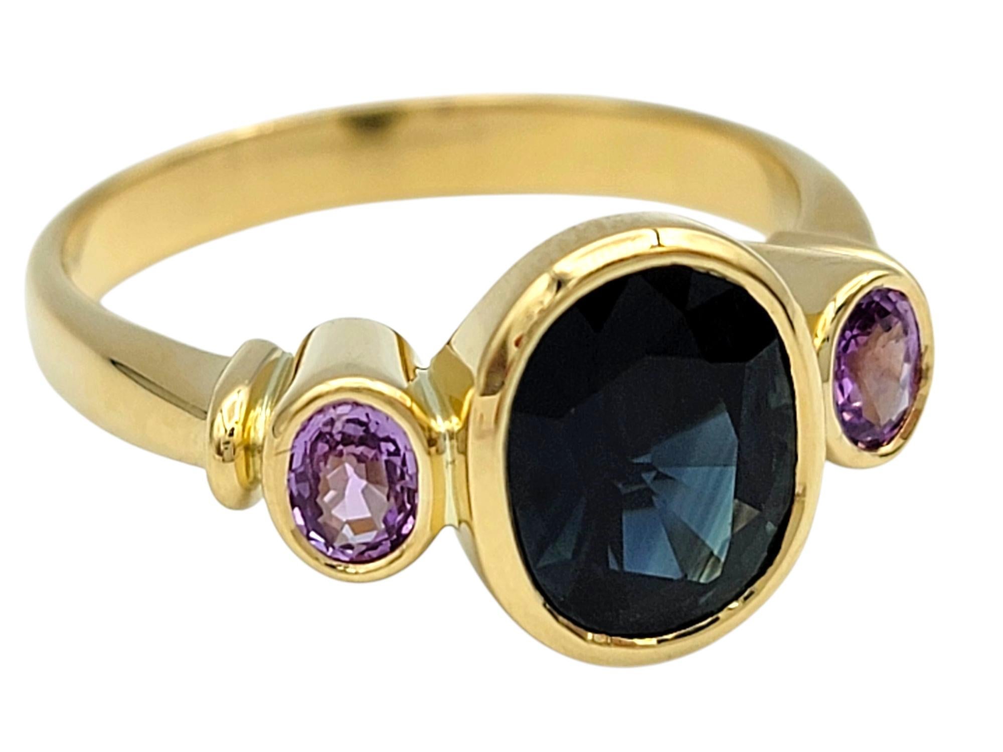 Taglio ovale Anello a tre pietre con zaffiro blu scuro e viola taglio ovale in oro giallo 18 carati in vendita