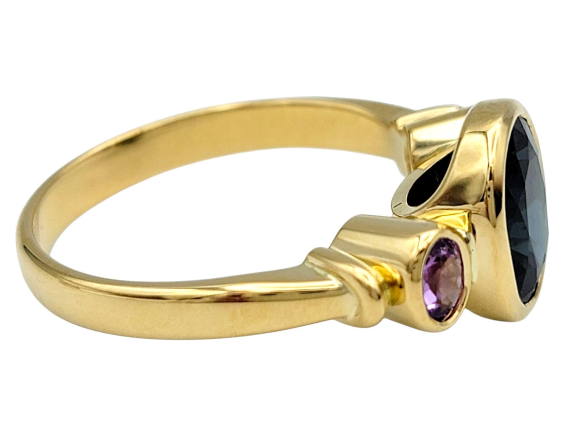 Anello a tre pietre con zaffiro blu scuro e viola taglio ovale in oro giallo 18 carati In condizioni buone in vendita a Scottsdale, AZ