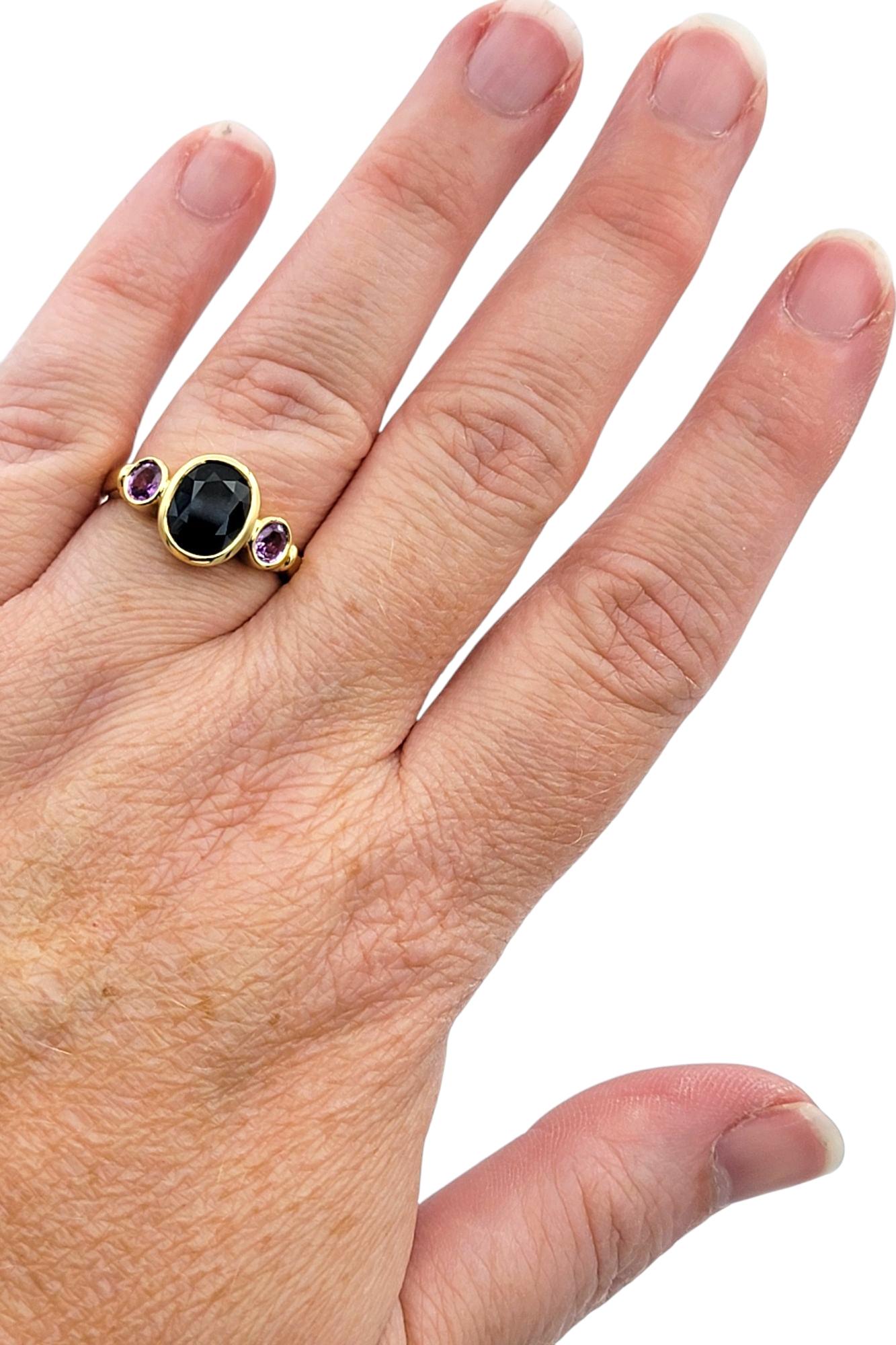 Anello a tre pietre con zaffiro blu scuro e viola taglio ovale in oro giallo 18 carati in vendita 3