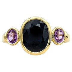 Bague à trois pierres en or jaune 18 carats, saphir bleu foncé et violet taille ovale