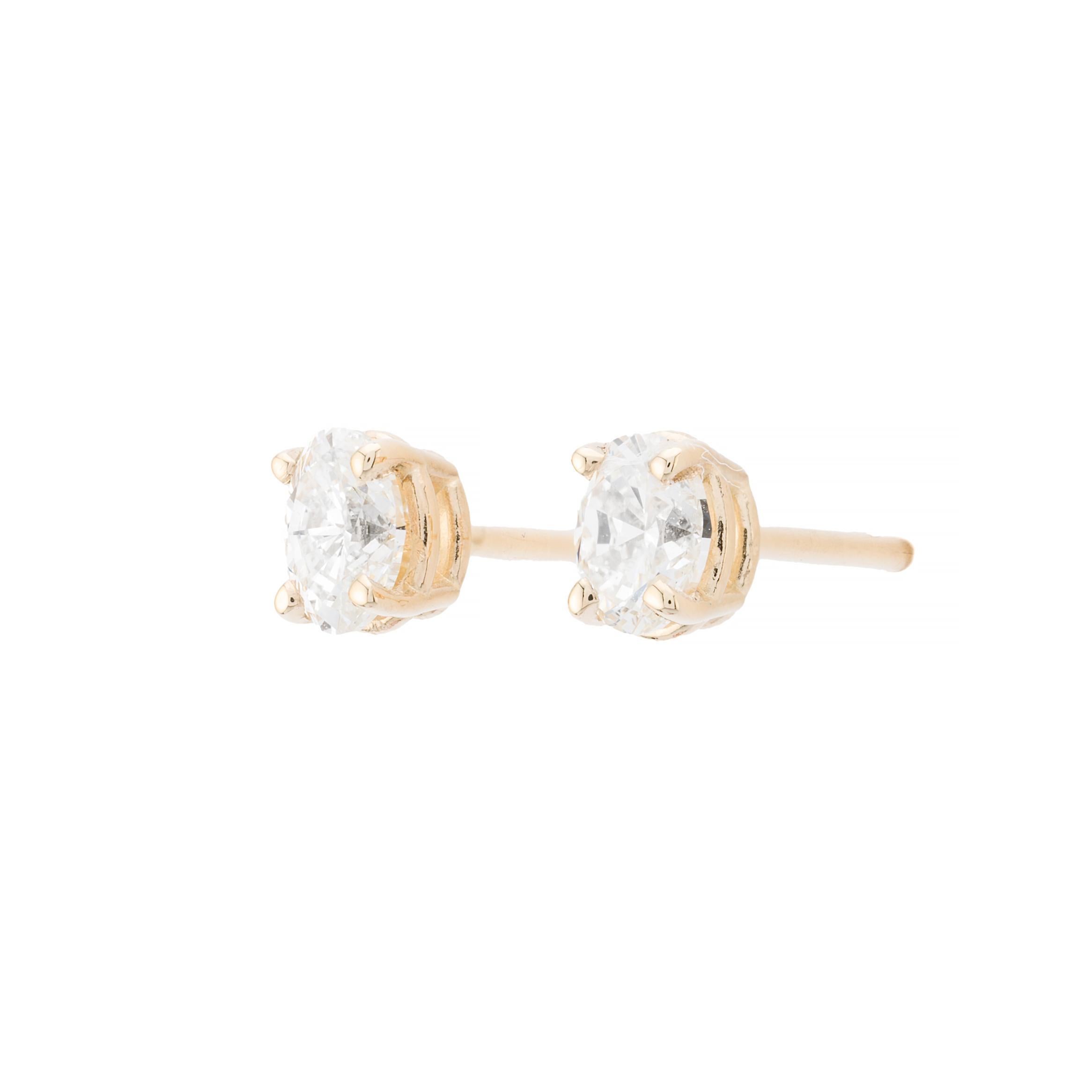 Aston Estate Jewelry présente

Paire de boucles d'oreilles contemporaines en diamant. Ces élégantes boucles d'oreilles sont ornées de diamants de taille ovale, d'un poids total de 0,40 carat. Les diamants sont de couleur G et de pureté VS1, sertis