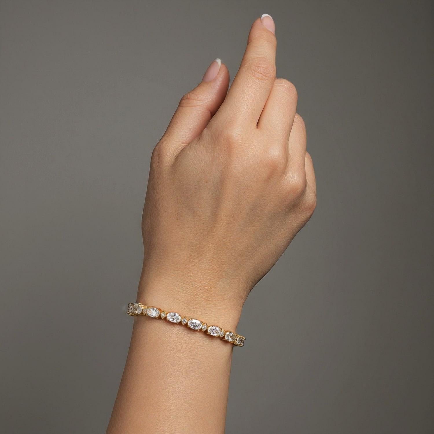 Ein wunderschönes und einzigartiges Diamant-Tennisarmband mit oval geschliffenen Diamanten in Zackenfassung und kleinen runden Diamanten dazwischen. Dieses Armband ist ein tolles Kompliment für jedes Outfit. Perfektes Geschenk für Jahrestag,