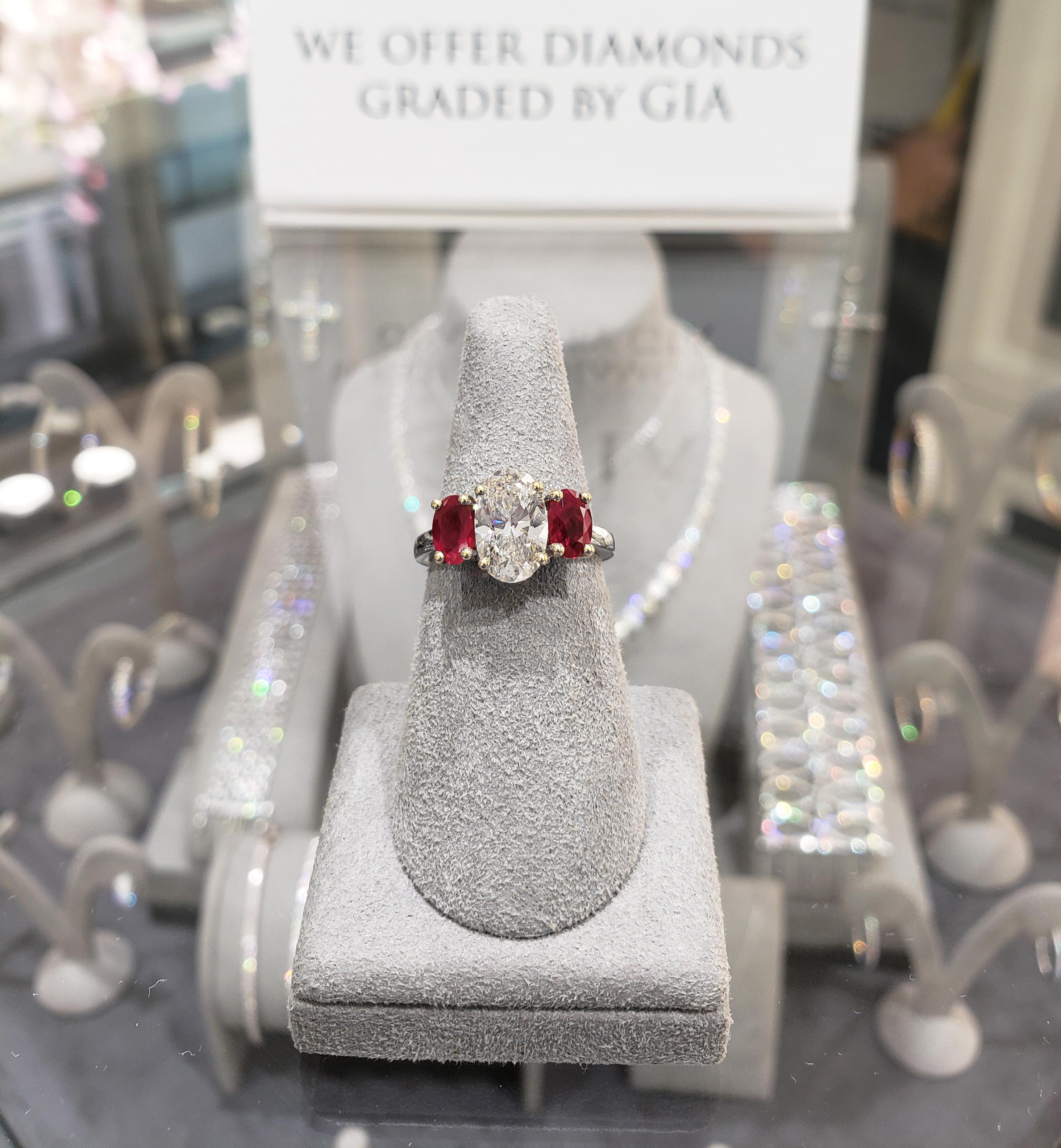 Roman Malakov Diamonds 1,81 carati taglio ovale e anello di fidanzamento a tre pietre con rubino in vendita 2