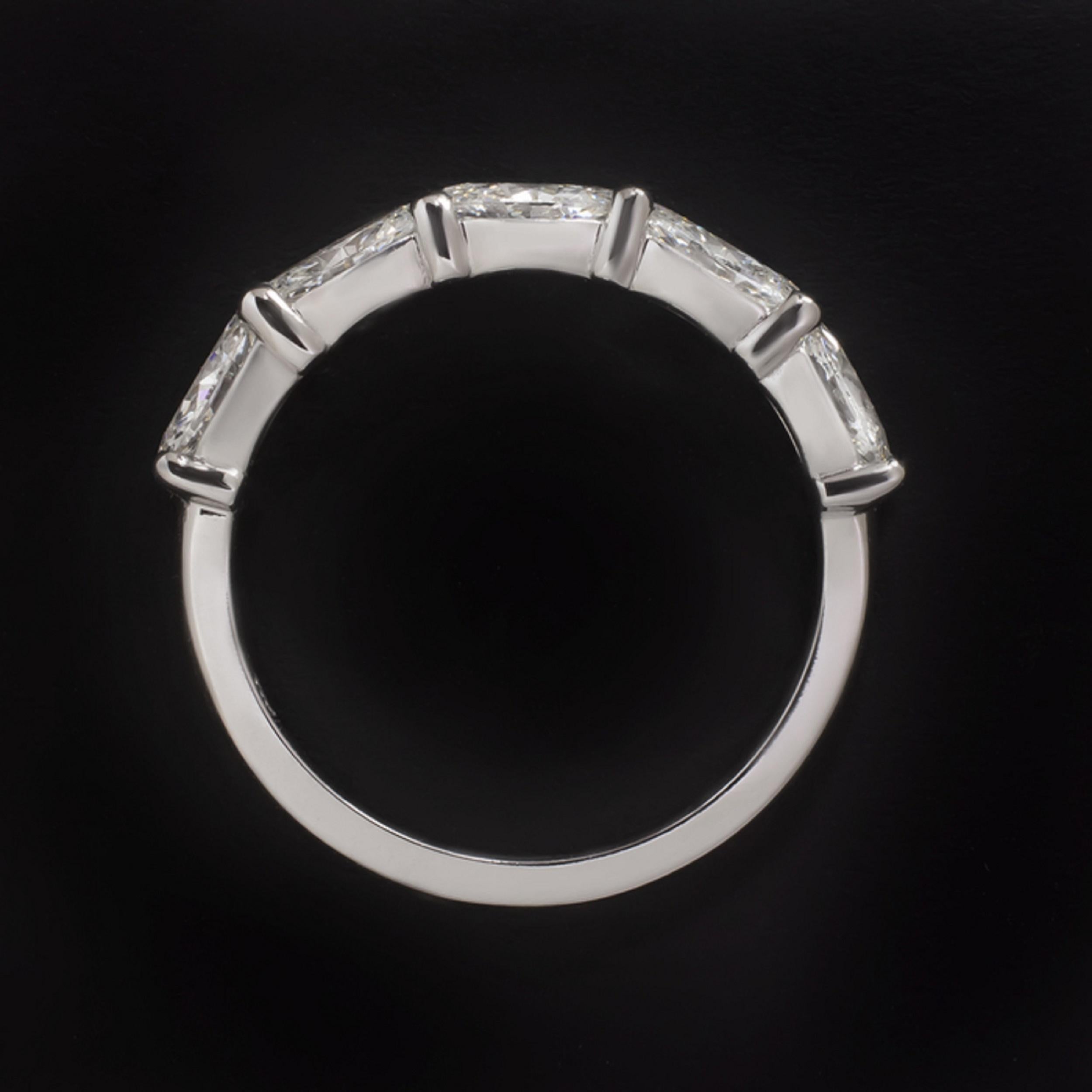 Cette bague saisissante présente 1 carat de diamants ovales éclatants, sertis dans un anneau moderne d'une élégante simplicité. Cinq diamants de haute qualité, parfaitement assortis et de taille substantielle, couvrent la face de la bague d'un éclat