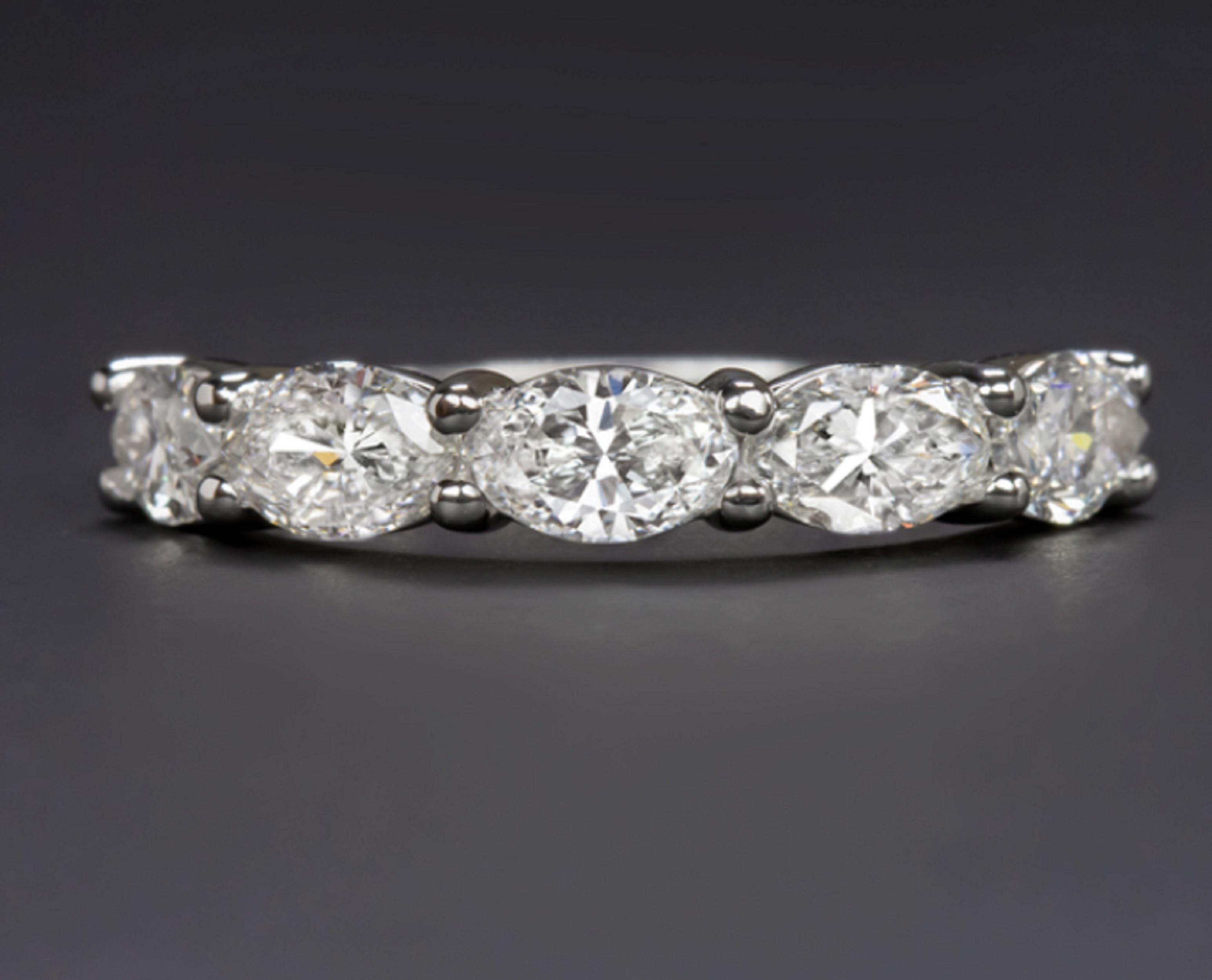 Taille ovale Alliance et alliance d'éternité en diamants taille brillant ovale en vente