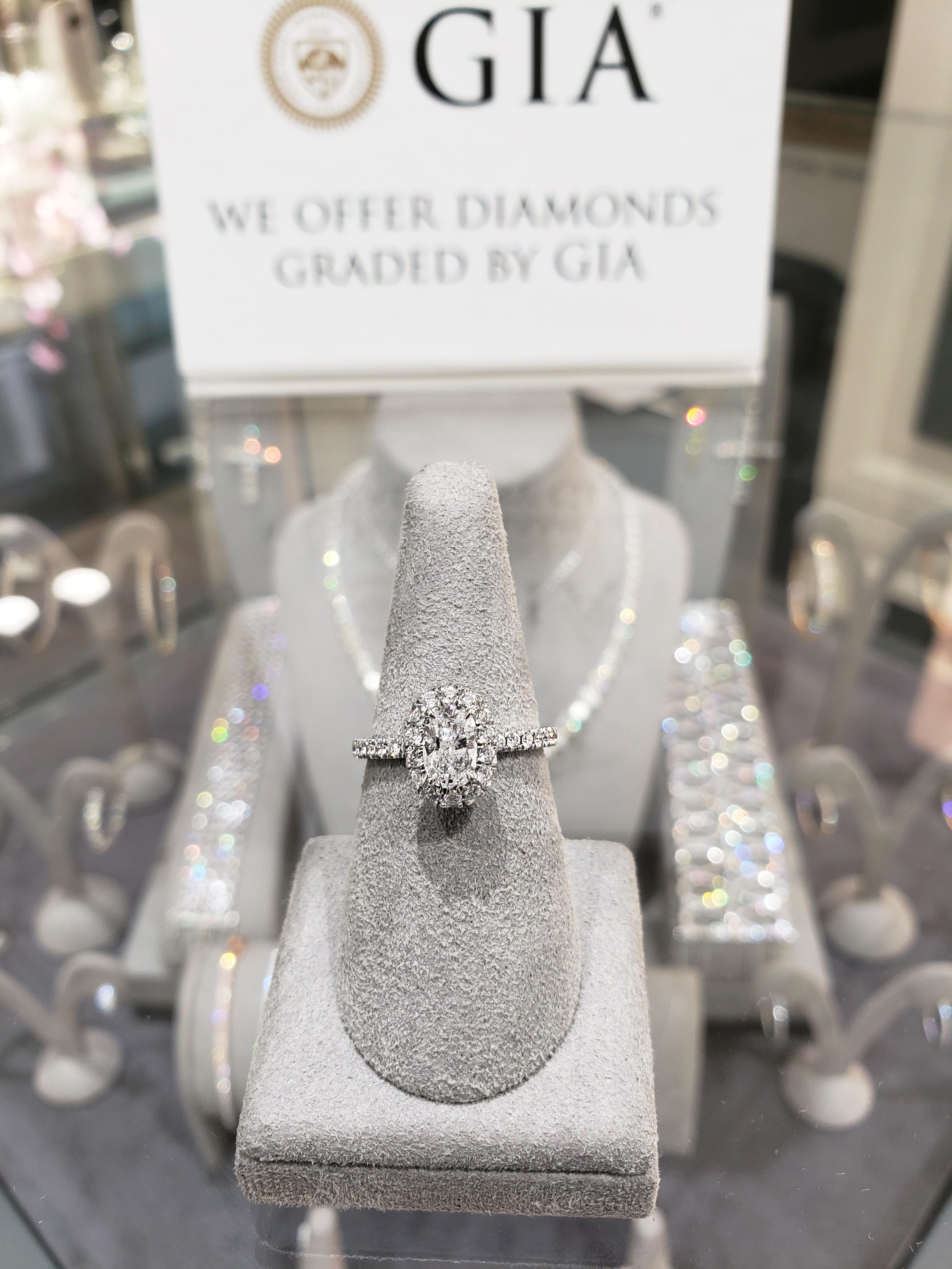 Roman Malakov, bague de fiançailles halo de diamants taille ovale de 0,60 carat Neuf - En vente à New York, NY