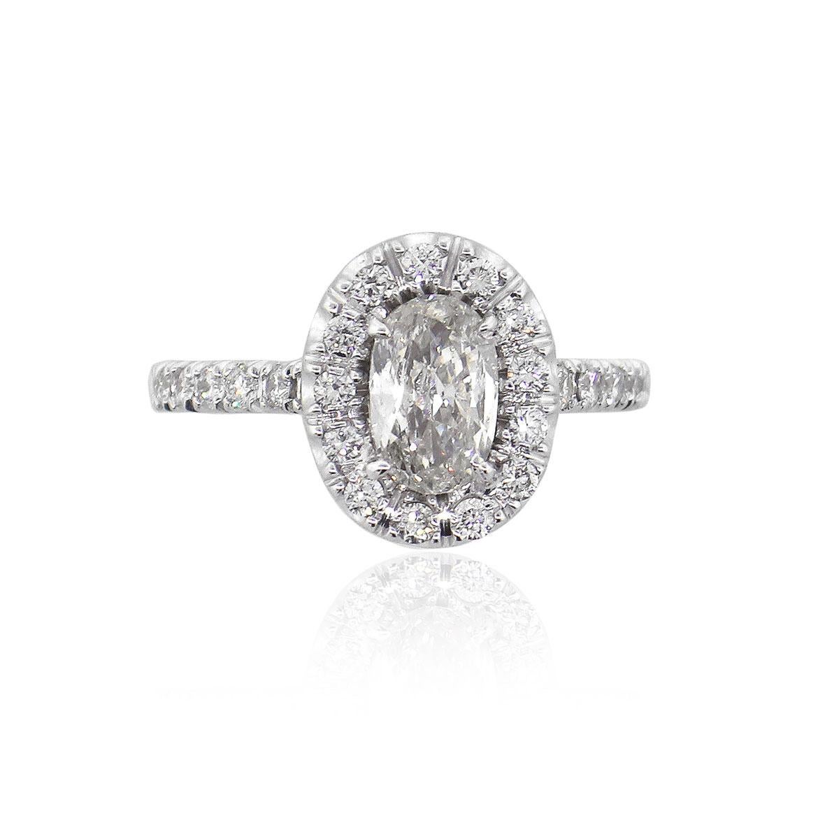 Anello di fidanzamento aureolato con diamante taglio ovale in vendita 3