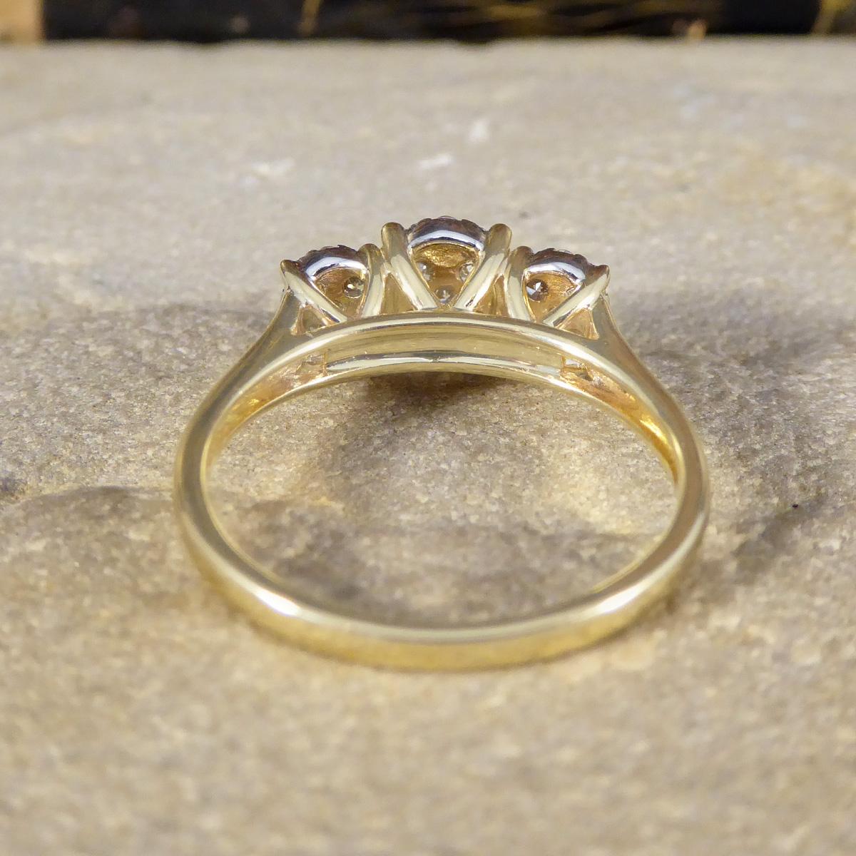 Illusion-Cluster-Ring aus Gelbgold mit drei Steinen im Ovalschliff und Diamanten im Ovalschliff (Brillantschliff) im Angebot