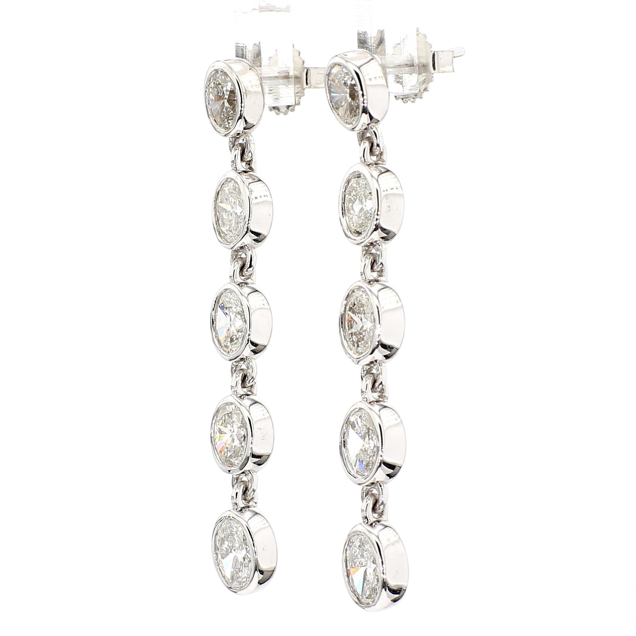 Ces *boucles d'oreilles pendantes* à taille ovale et serties d'un chaton témoignent de la qualité de l'artisanat et d'un design intemporel. Parfaite pour ceux qui apprécient la beauté des diamants naturels, cette bague offre un équilibre entre luxe