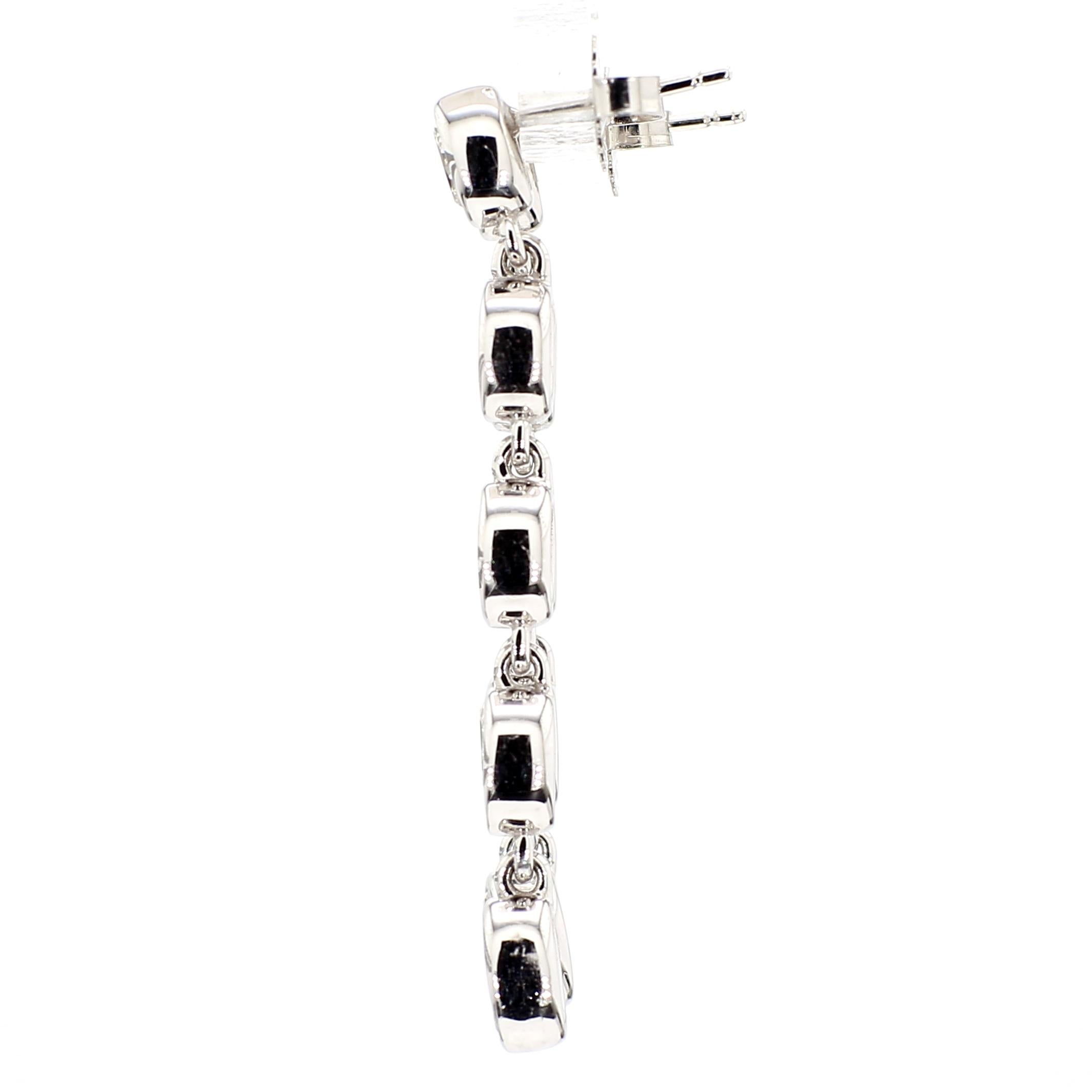 Taille ovale Boucles d'oreilles en or blanc 18 carats avec diamants blancs taille ovale de 4,07 carats sertis sur le chaton en vente