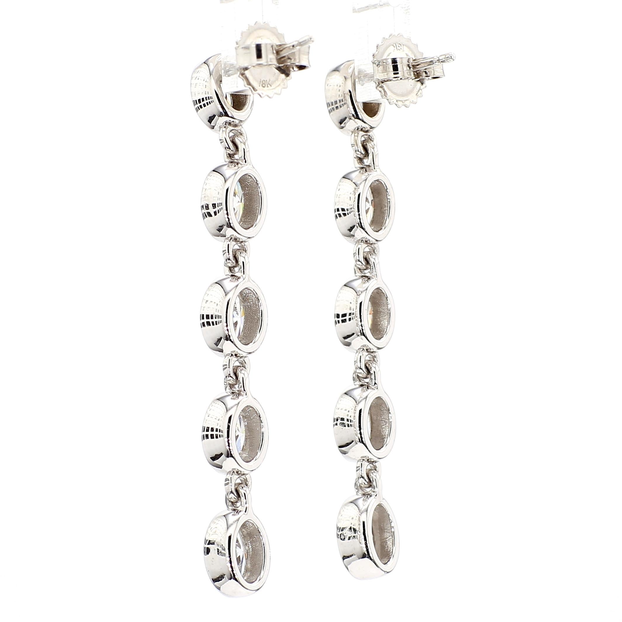 Boucles d'oreilles en or blanc 18 carats avec diamants blancs taille ovale de 4,07 carats sertis sur le chaton Neuf - En vente à New York, NY