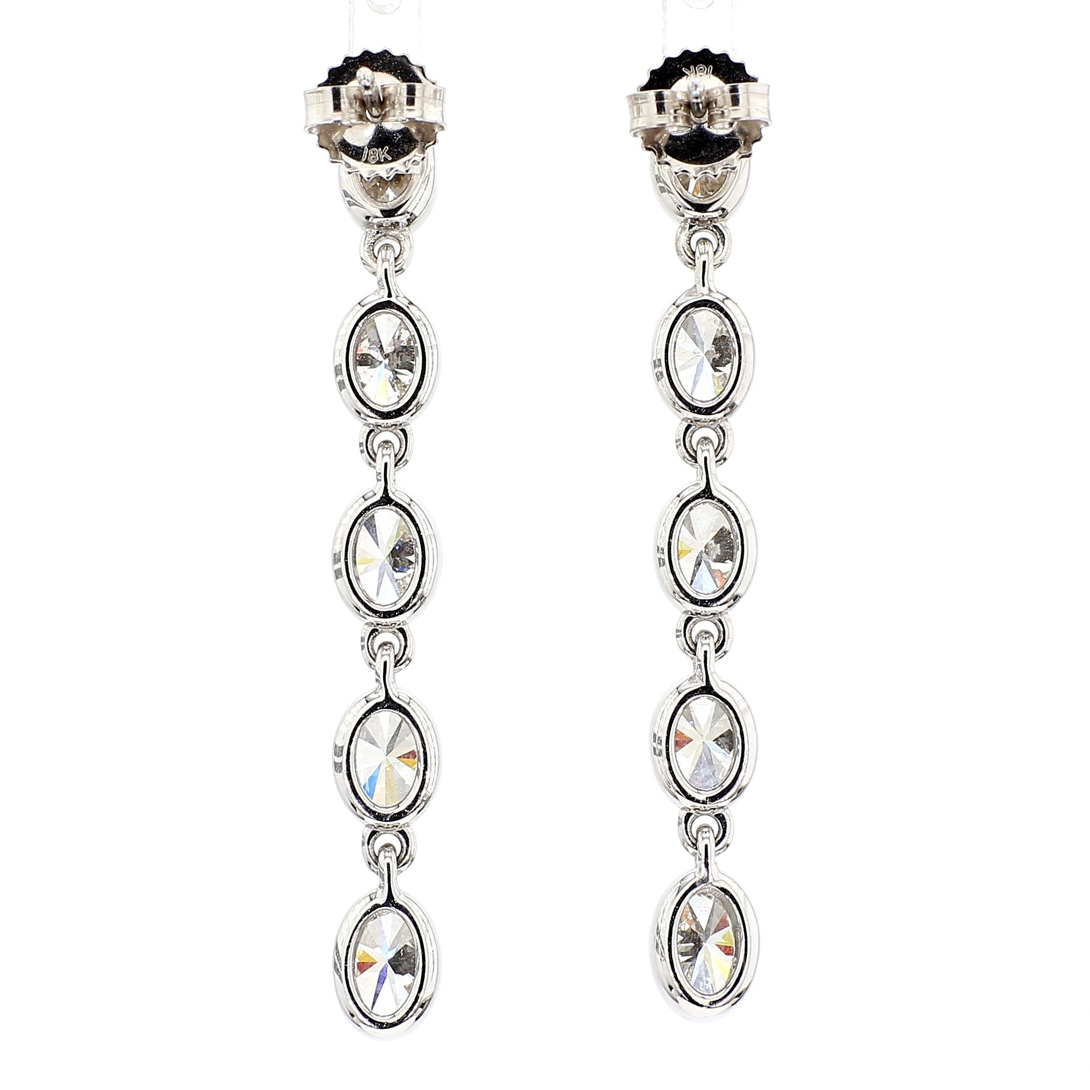 Boucles d'oreilles en or blanc 18 carats avec diamants blancs taille ovale de 4,07 carats sertis sur le chaton Pour femmes en vente
