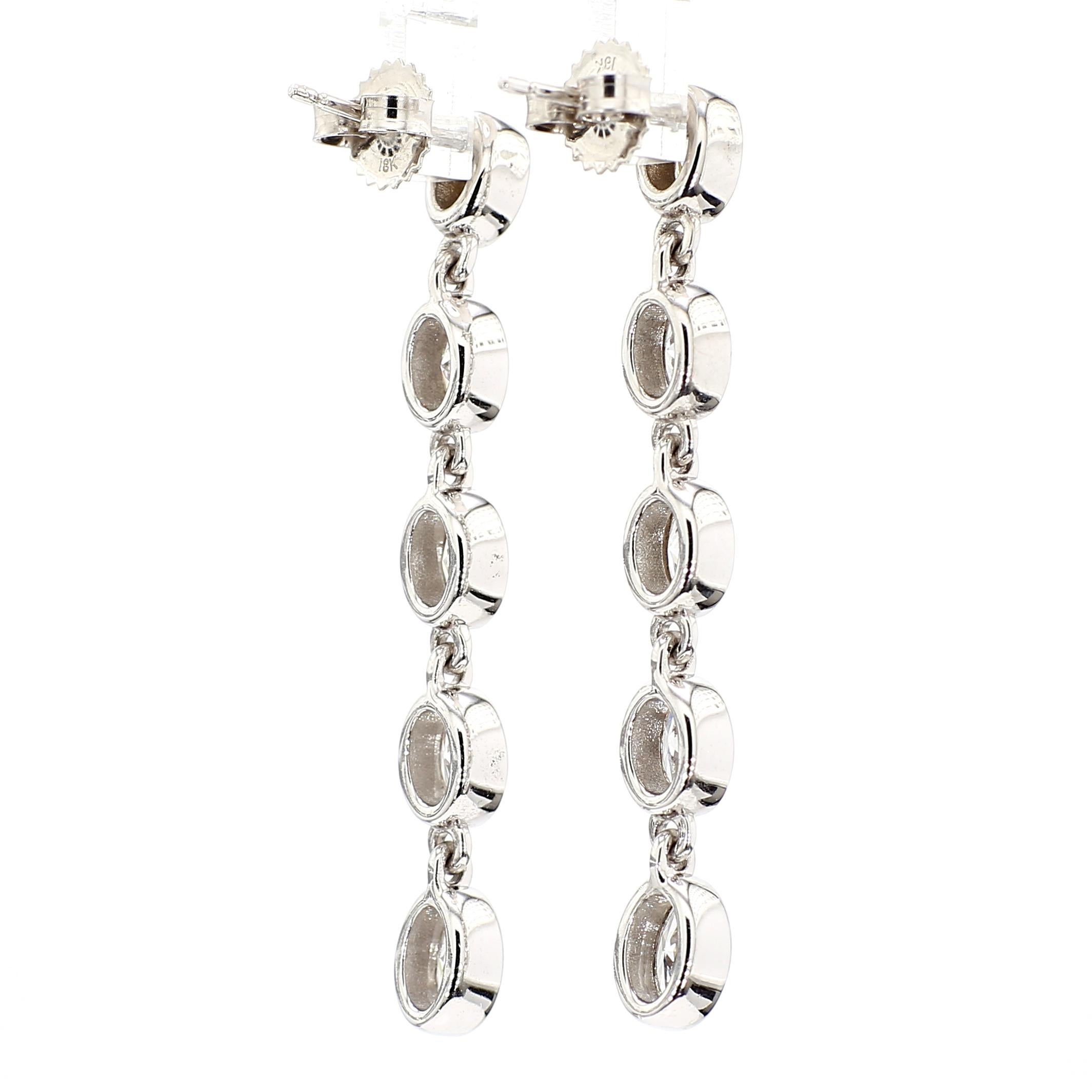 Boucles d'oreilles en or blanc 18 carats avec diamants blancs taille ovale de 4,07 carats sertis sur le chaton en vente 1