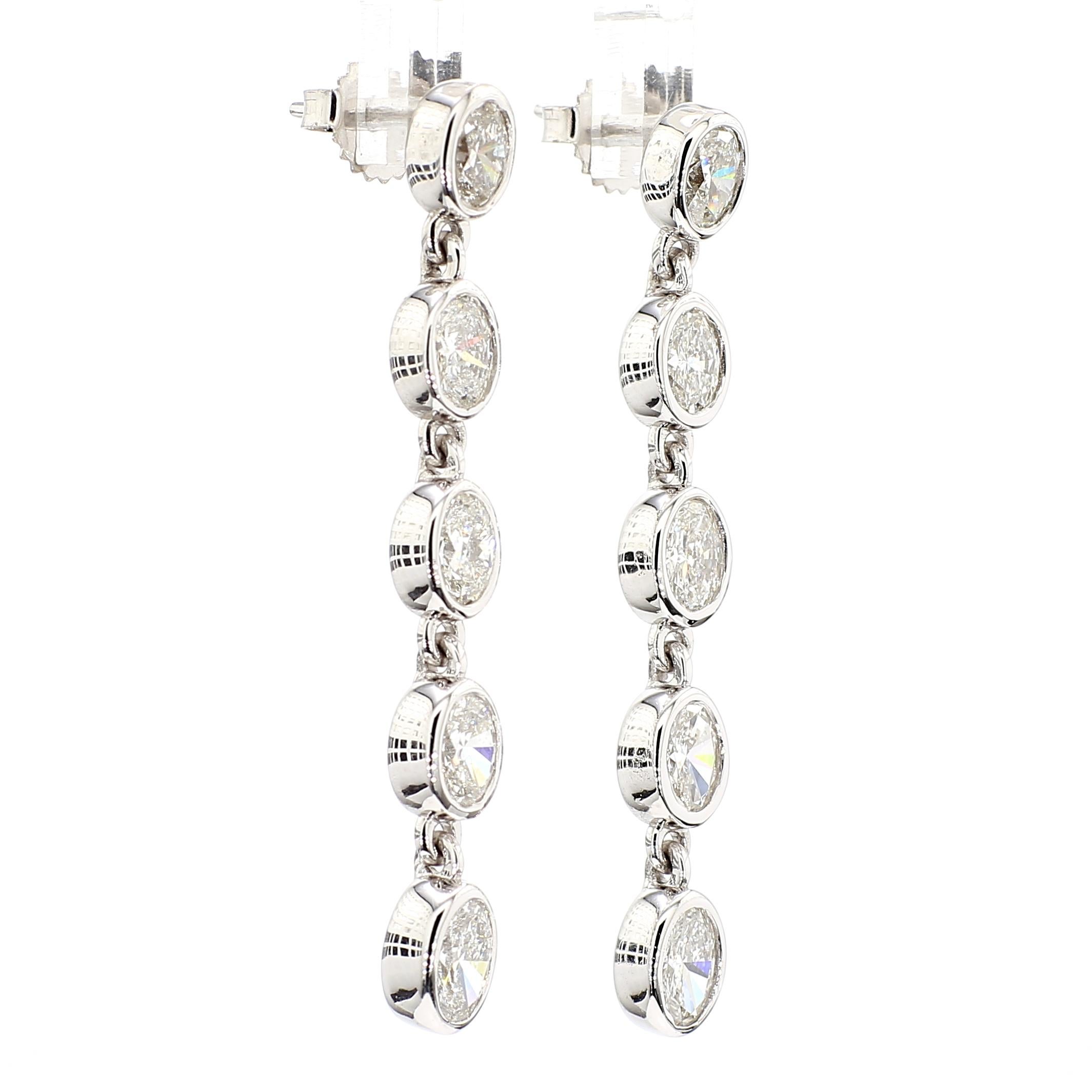 Boucles d'oreilles en or blanc 18 carats avec diamants blancs taille ovale de 4,07 carats sertis sur le chaton en vente 3