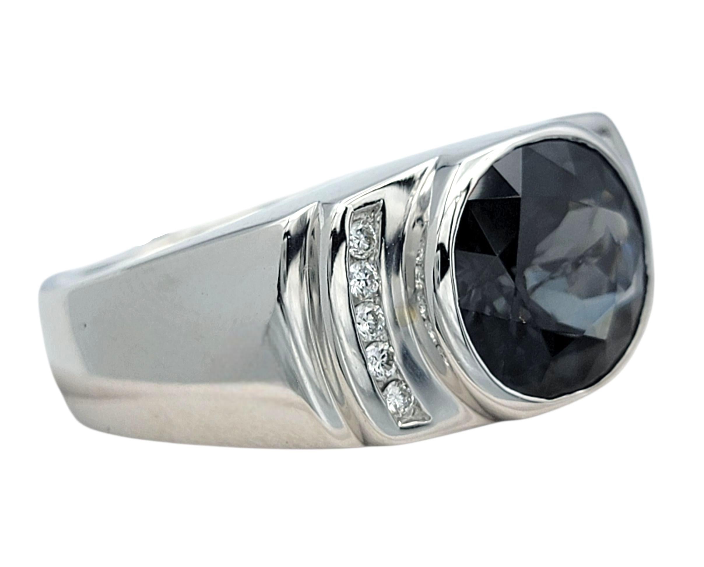 Contemporain Bague en or blanc 14 carats avec spinelle bleu-gris East West et diamant de taille ovale en vente