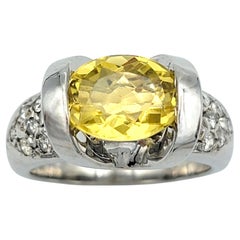 Ost-West-Ring mit ovalem Schliff aus gelbem Beryll und Pavé-Diamanten aus 14 Karat Weißgold