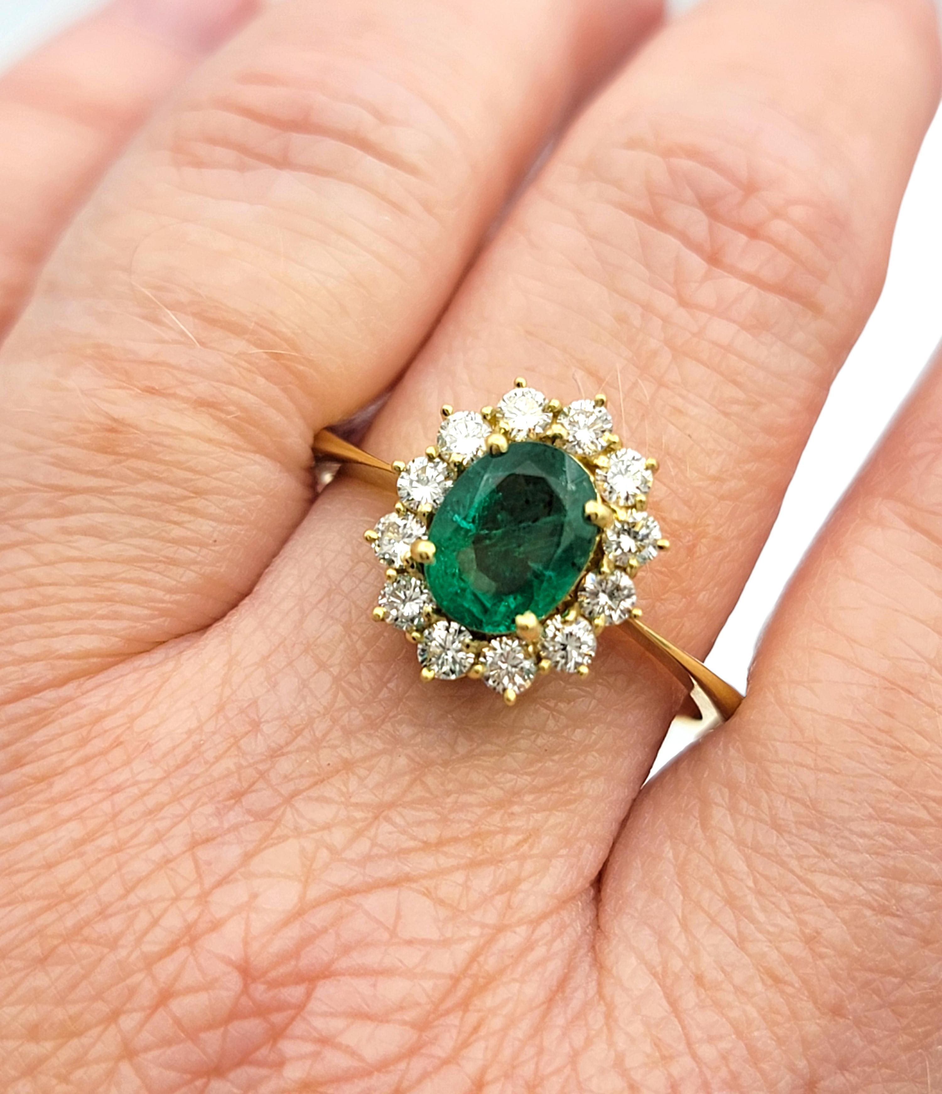 Cocktailring mit ovalem Smaragd und Diamant-Halo aus 18 Karat Gelbgold im Angebot 5