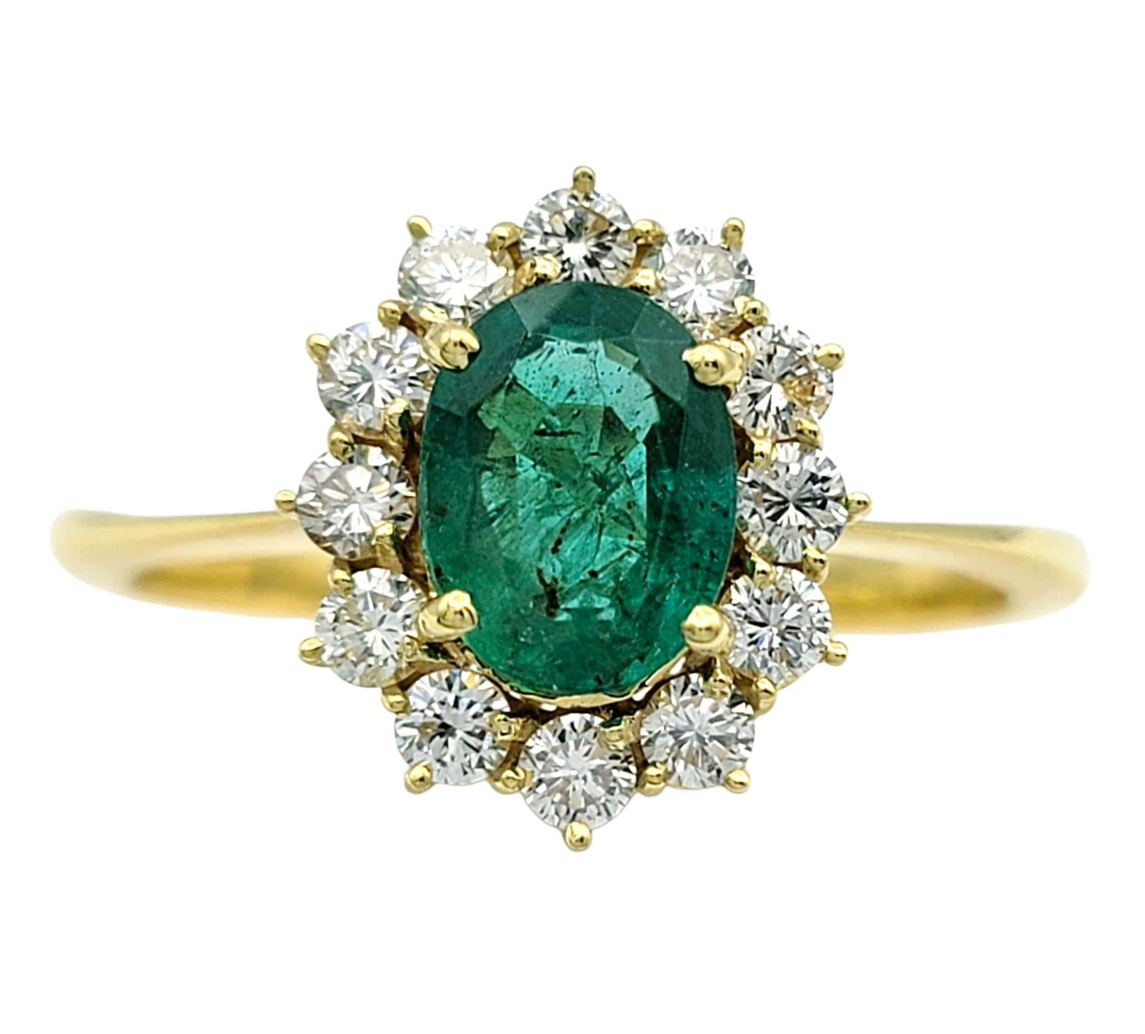 Dieser Ring zeigt einen leuchtend grünen Mittelstein, der von einem vollen Halo aus hellen, funkelnden weißen Steinen eingerahmt wird. Das ovale Mittelstück verleiht ihm eine weiche, klassische Form, während die umliegenden Diamanten einen