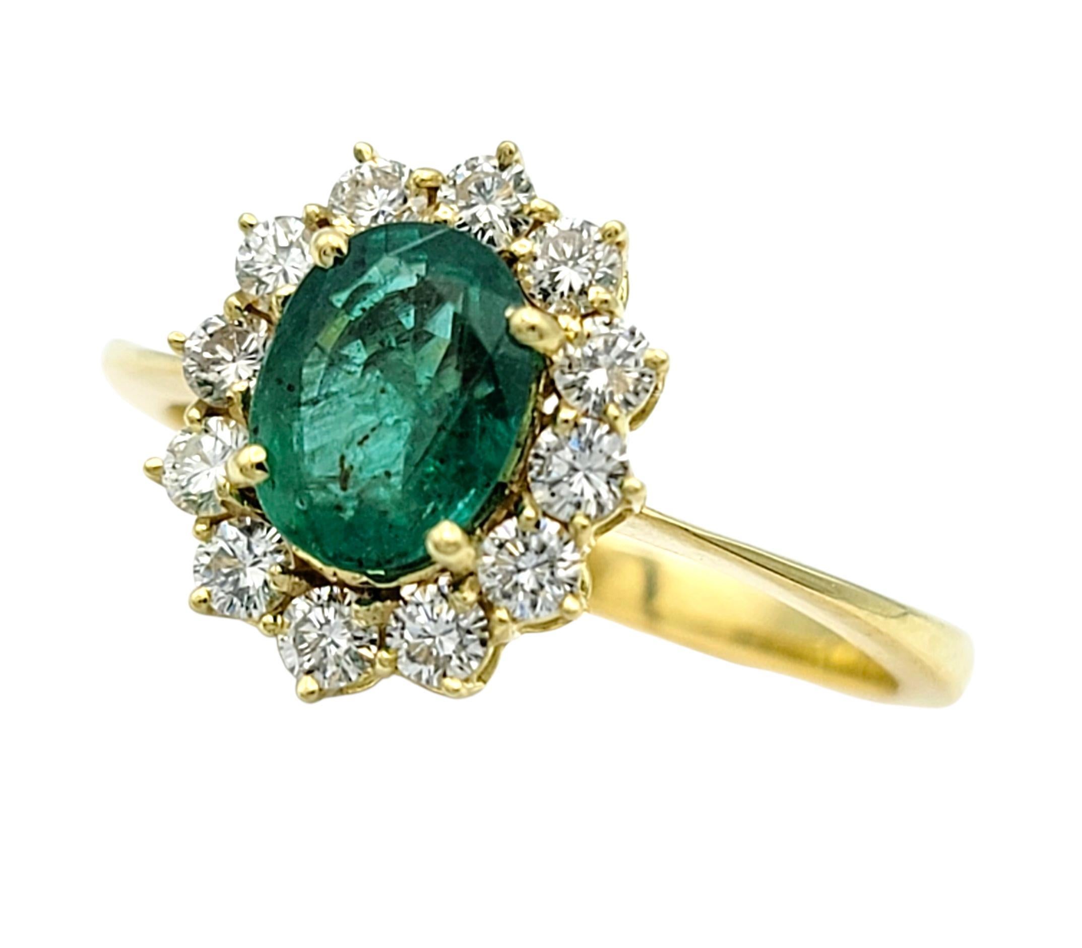 Cocktailring mit ovalem Smaragd und Diamant-Halo aus 18 Karat Gelbgold (Zeitgenössisch) im Angebot