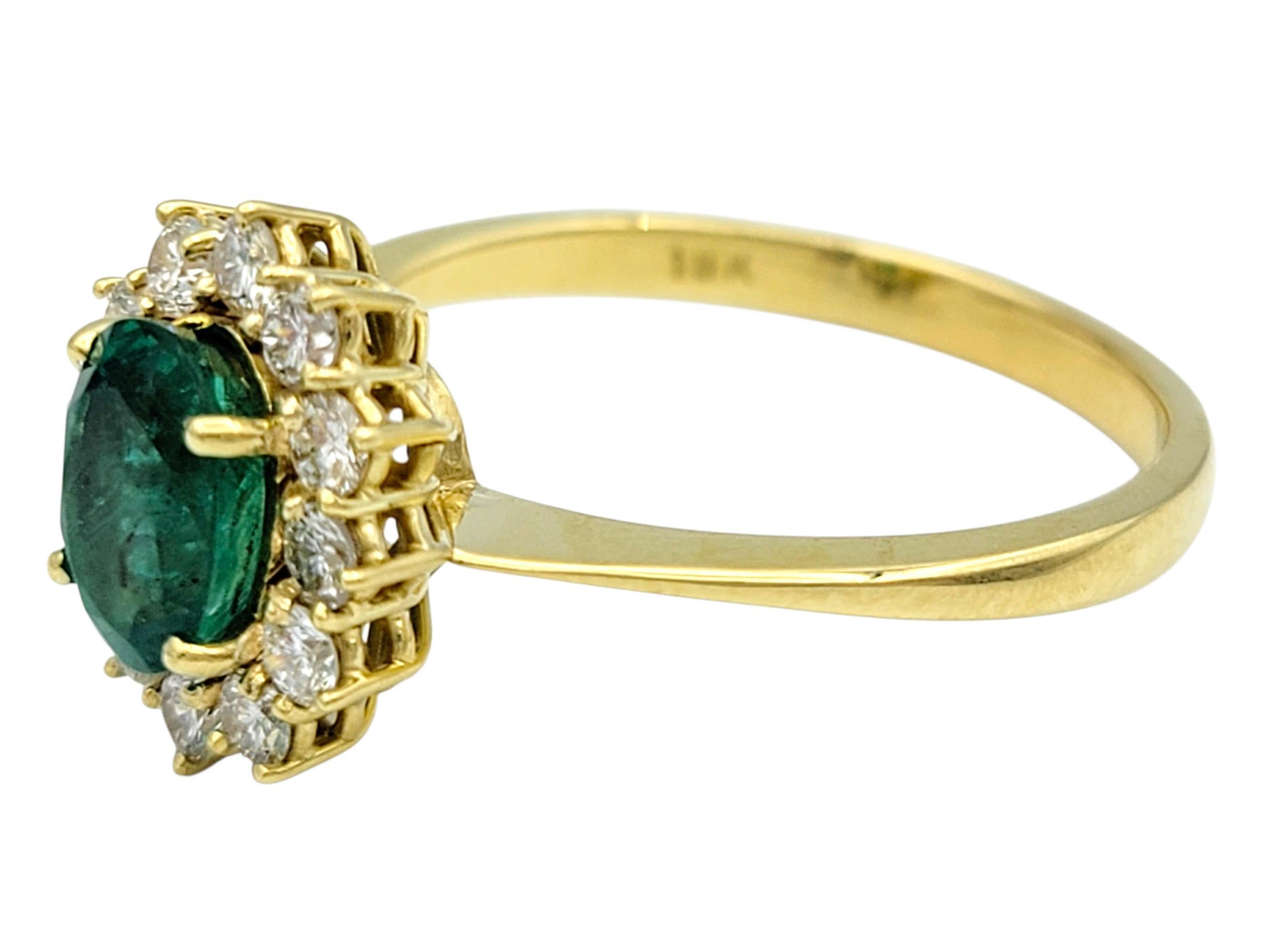 Cocktailring mit ovalem Smaragd und Diamant-Halo aus 18 Karat Gelbgold (Ovalschliff) im Angebot
