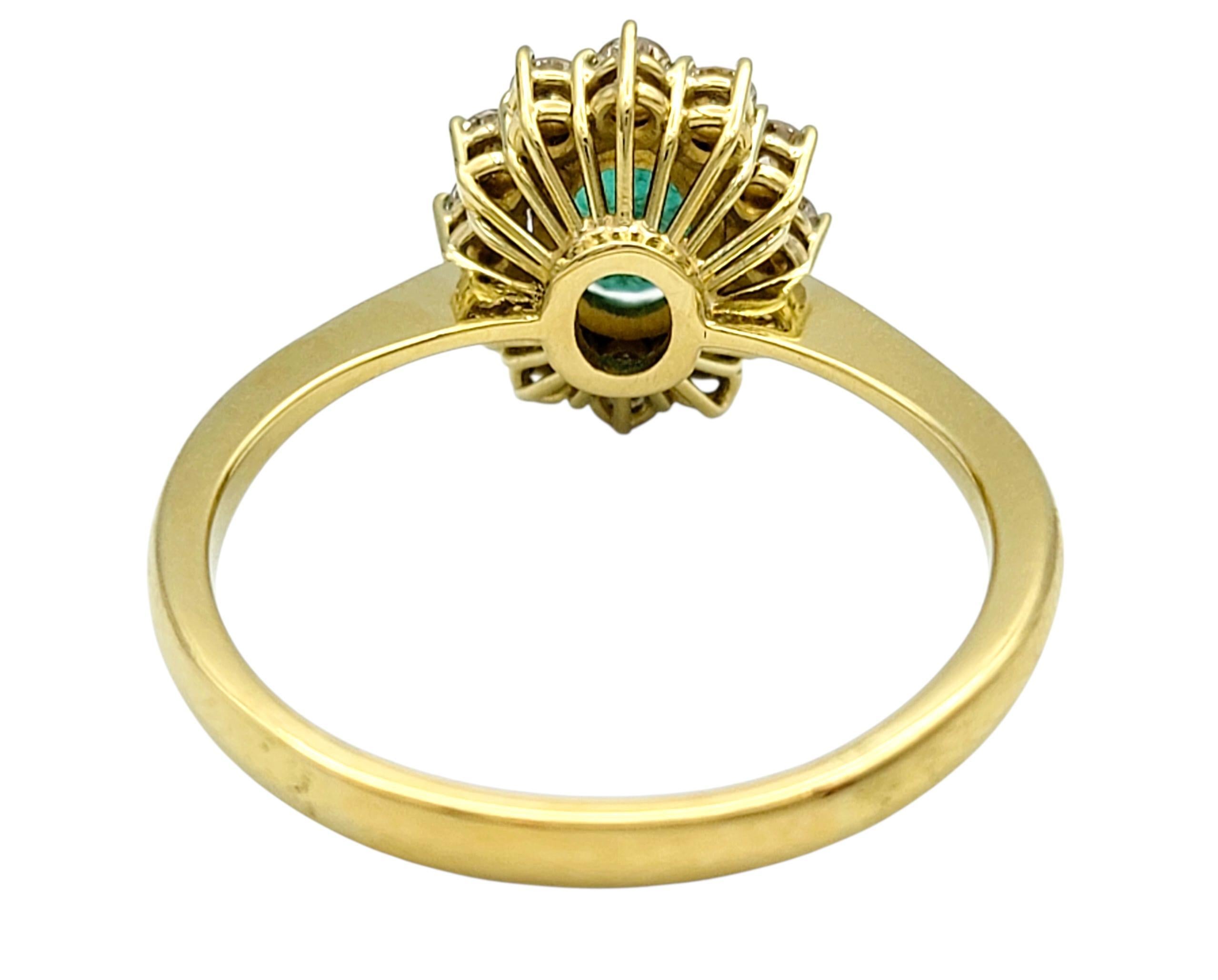 Cocktailring mit ovalem Smaragd und Diamant-Halo aus 18 Karat Gelbgold für Damen oder Herren im Angebot