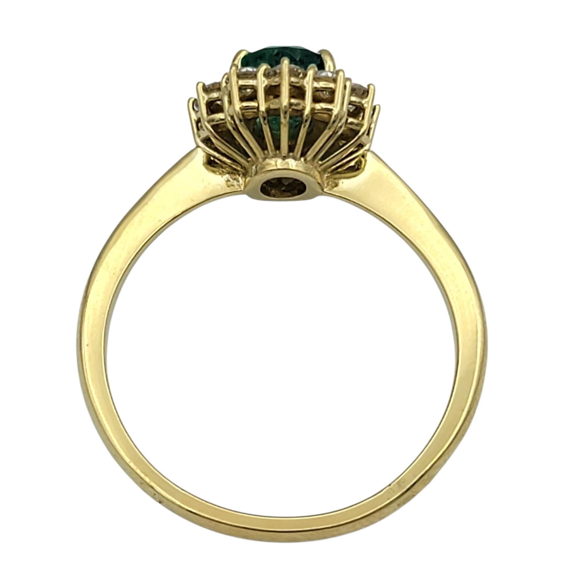 Cocktailring mit ovalem Smaragd und Diamant-Halo aus 18 Karat Gelbgold im Angebot 1