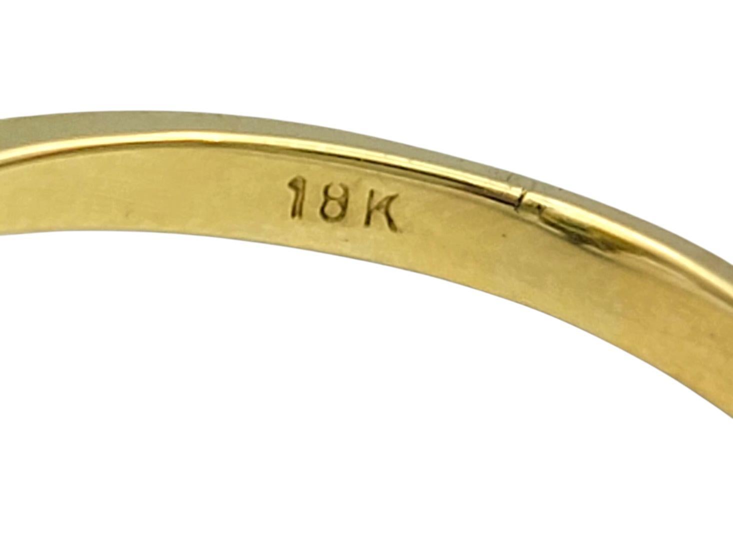 Cocktailring mit ovalem Smaragd und Diamant-Halo aus 18 Karat Gelbgold im Angebot 2