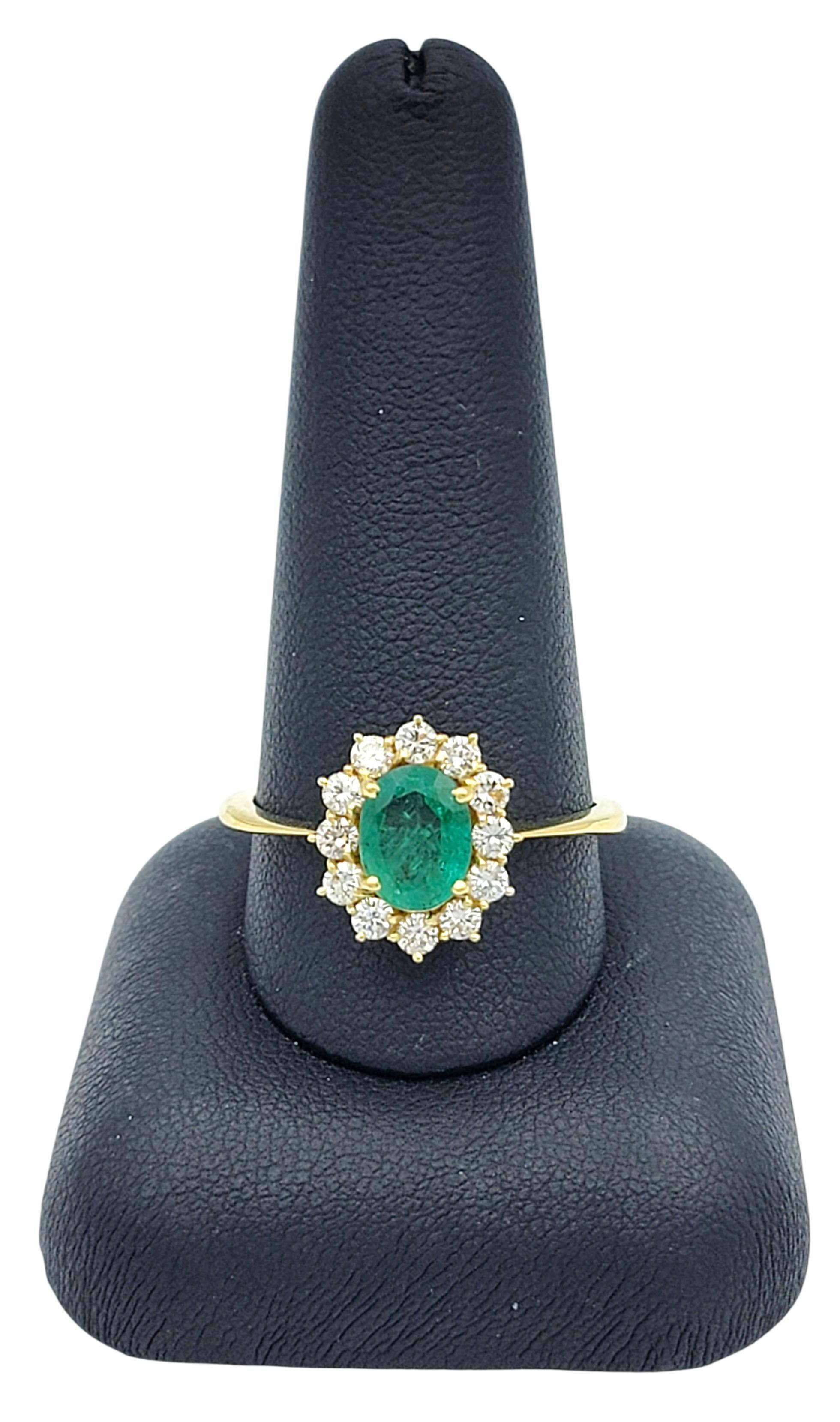 Cocktailring mit ovalem Smaragd und Diamant-Halo aus 18 Karat Gelbgold im Angebot 3