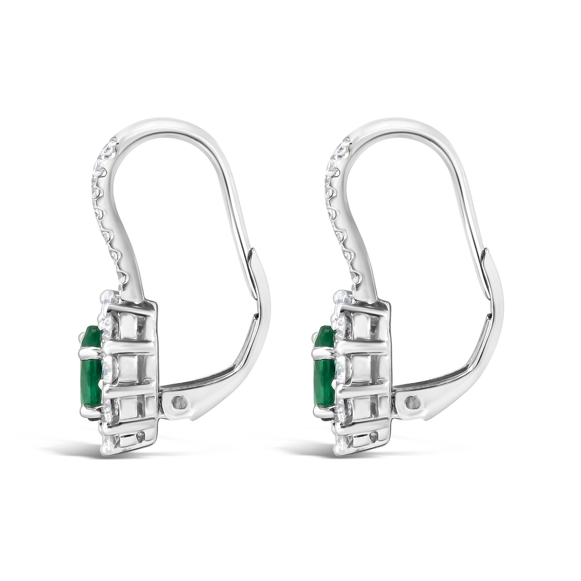 Präsentiert farbenprächtige grüne Smaragde mit einem Gesamtgewicht von 0,78 Karat, elegant eingefasst in eine Diamantfassung. Sie ist an einer mit Diamanten besetzten Hebelrückseite aus 18 Karat Weißgold befestigt. Die Diamanten wiegen insgesamt