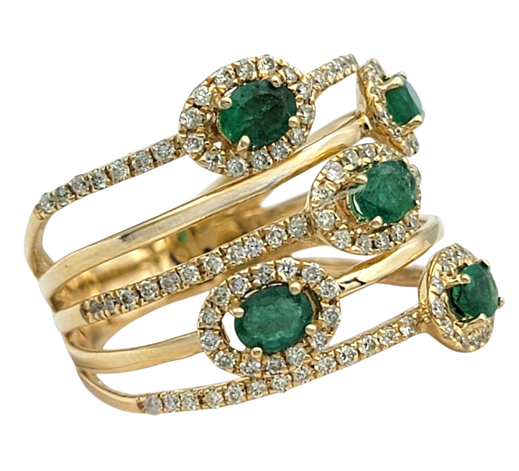 Contemporain Bague en or jaune 14 carats avec émeraude de taille ovale et halo de diamants sur plusieurs rangs en vente