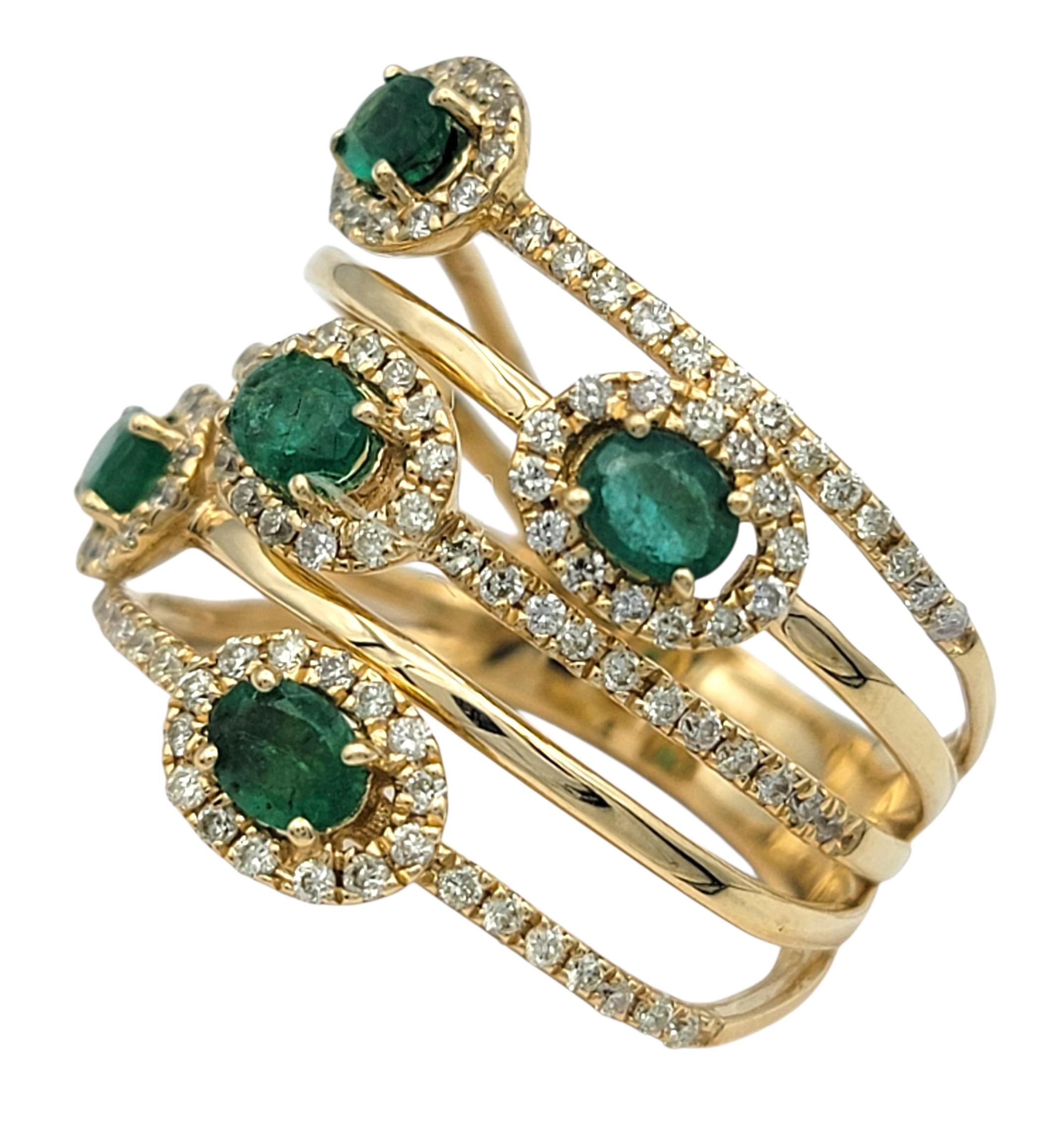 Taille émeraude Bague en or jaune 14 carats avec émeraude de taille ovale et halo de diamants sur plusieurs rangs en vente