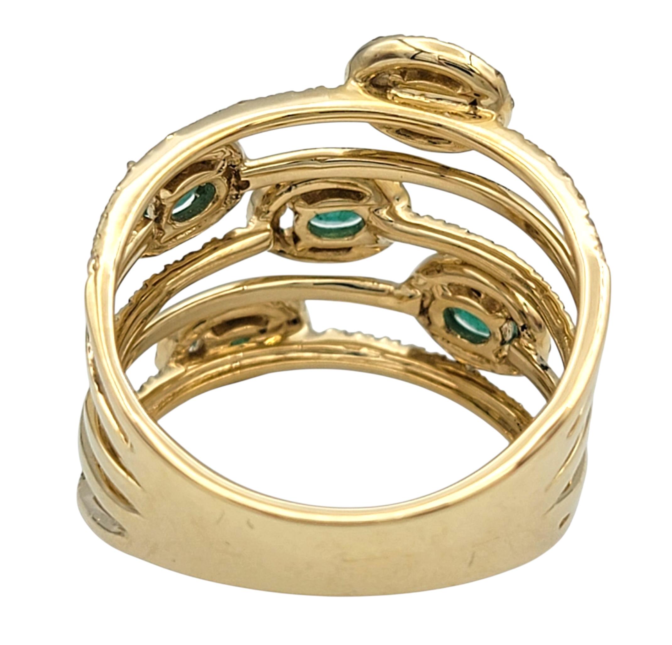 Bague en or jaune 14 carats avec émeraude de taille ovale et halo de diamants sur plusieurs rangs Bon état - En vente à Scottsdale, AZ