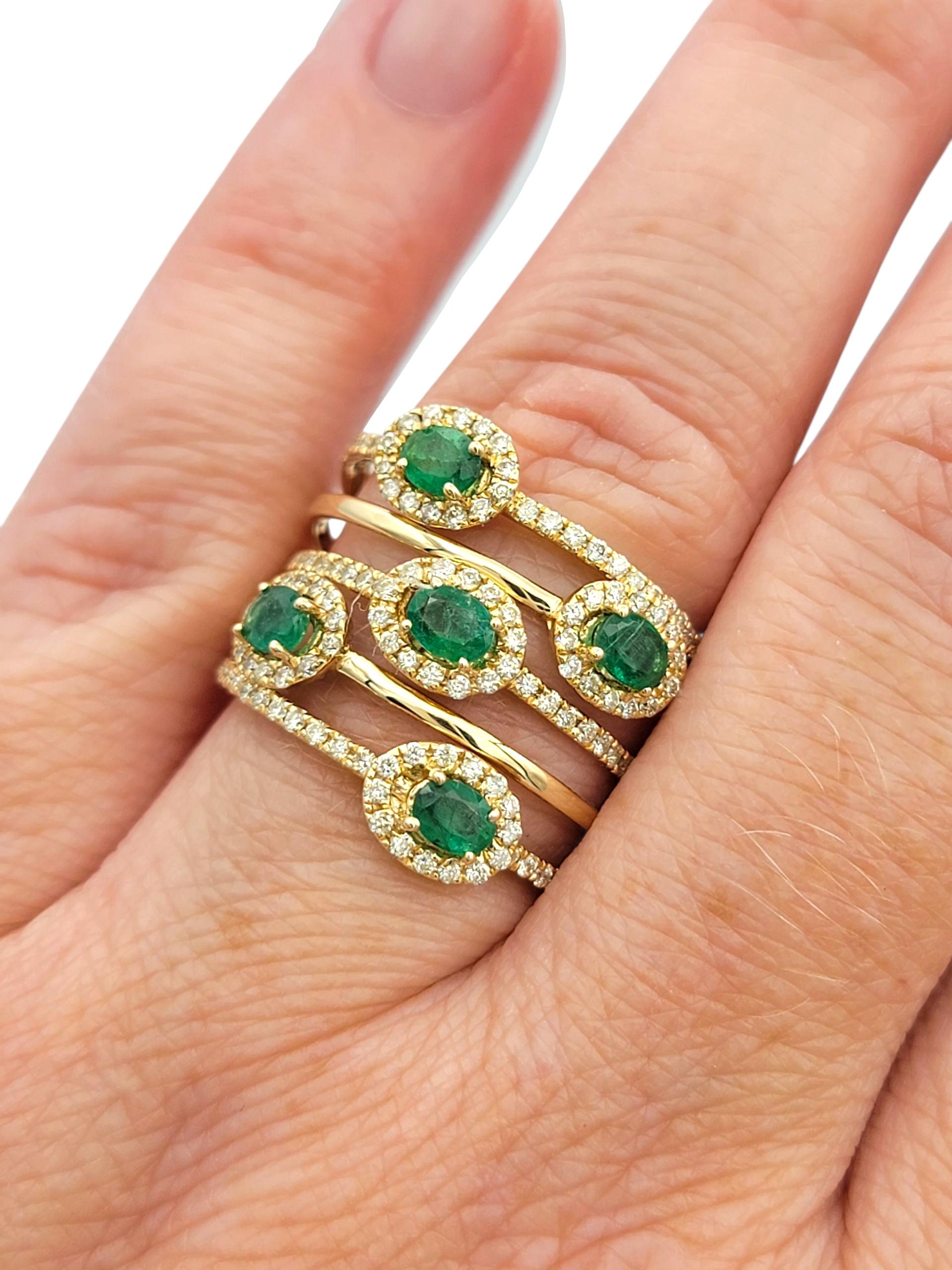 Bague en or jaune 14 carats avec émeraude de taille ovale et halo de diamants sur plusieurs rangs en vente 1
