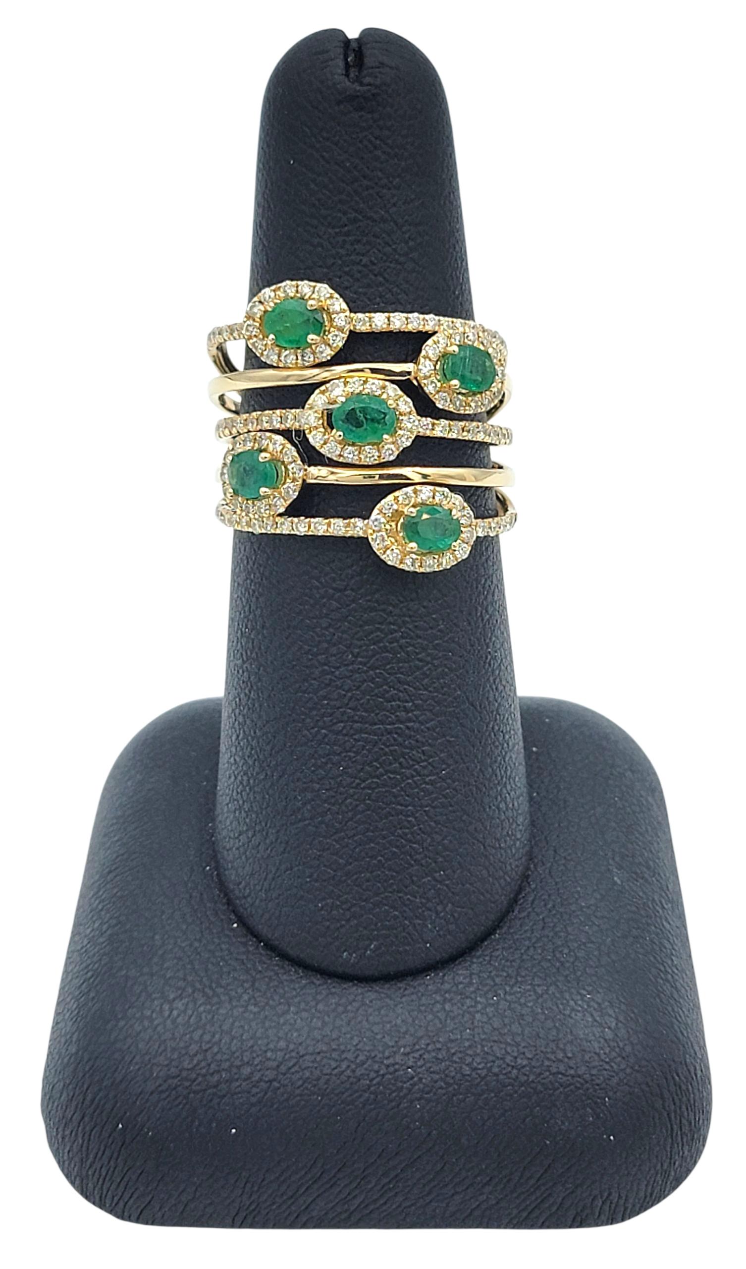 Bague en or jaune 14 carats avec émeraude de taille ovale et halo de diamants sur plusieurs rangs en vente 3