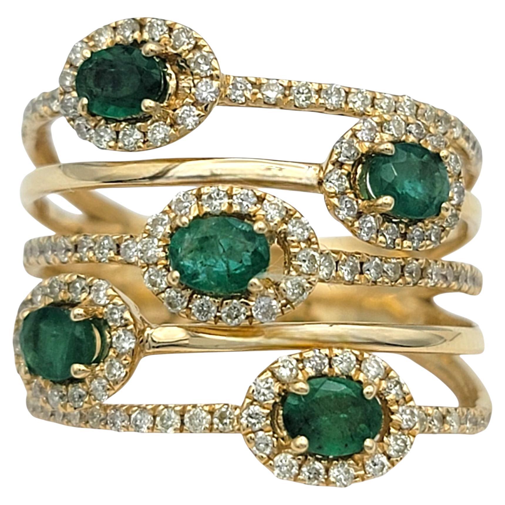 Bague en or jaune 14 carats avec émeraude de taille ovale et halo de diamants sur plusieurs rangs en vente