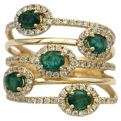 Bague en or jaune 14 carats avec émeraude de taille ovale et halo de diamants sur plusieurs rangs